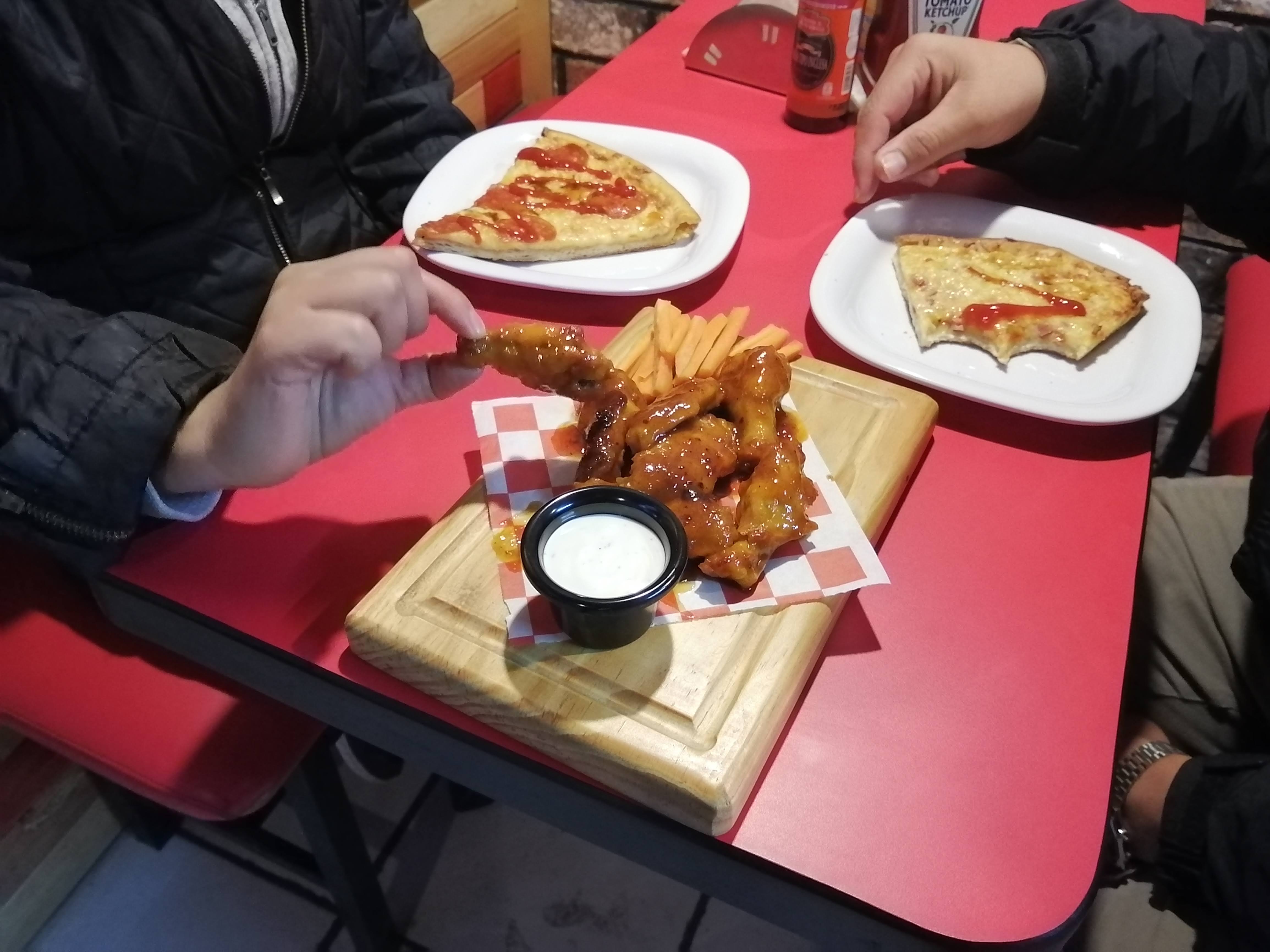 Henrie's pizza image 5