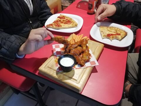 Henrie's pizza image 5