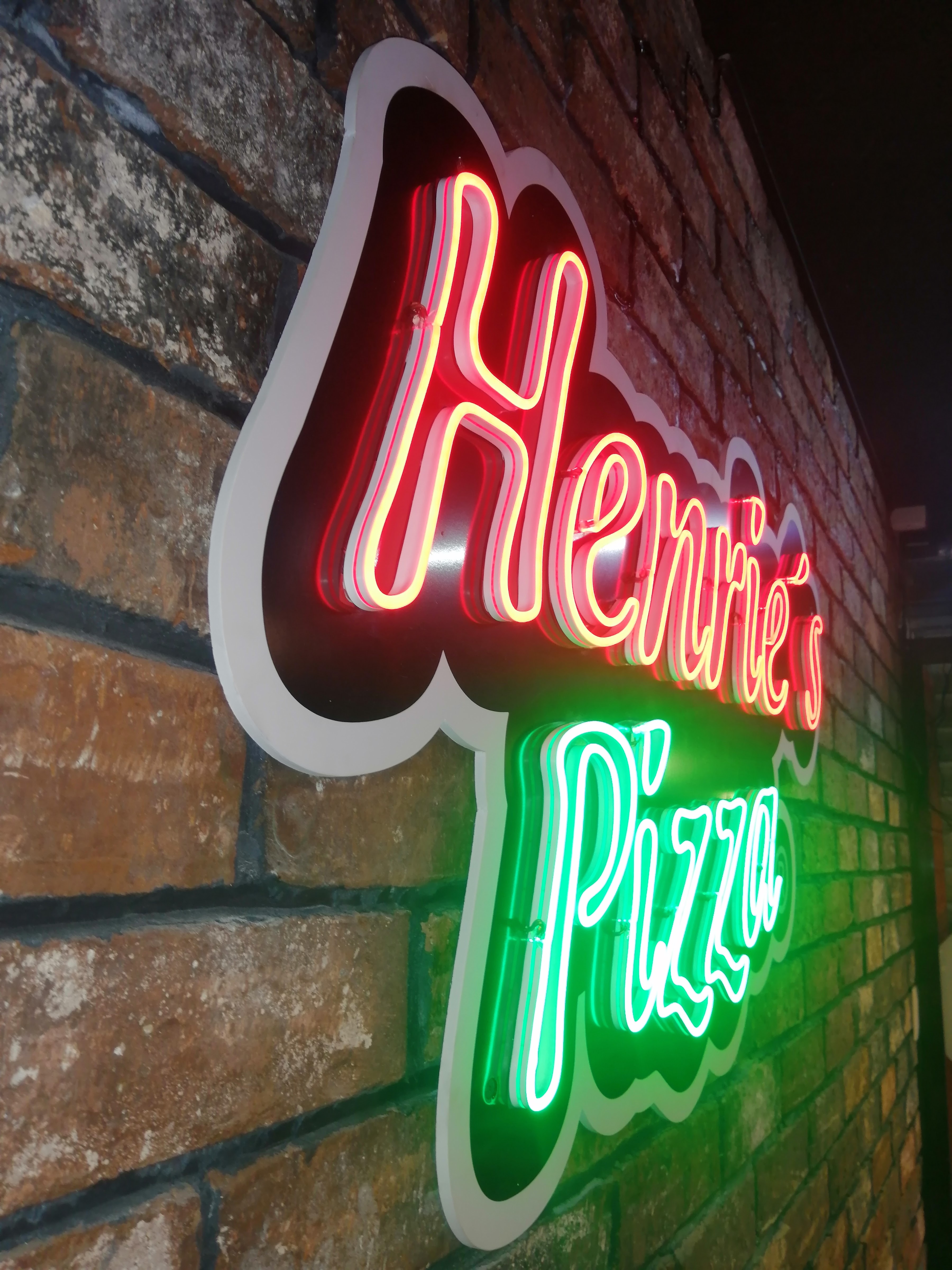 Henrie's pizza image 10