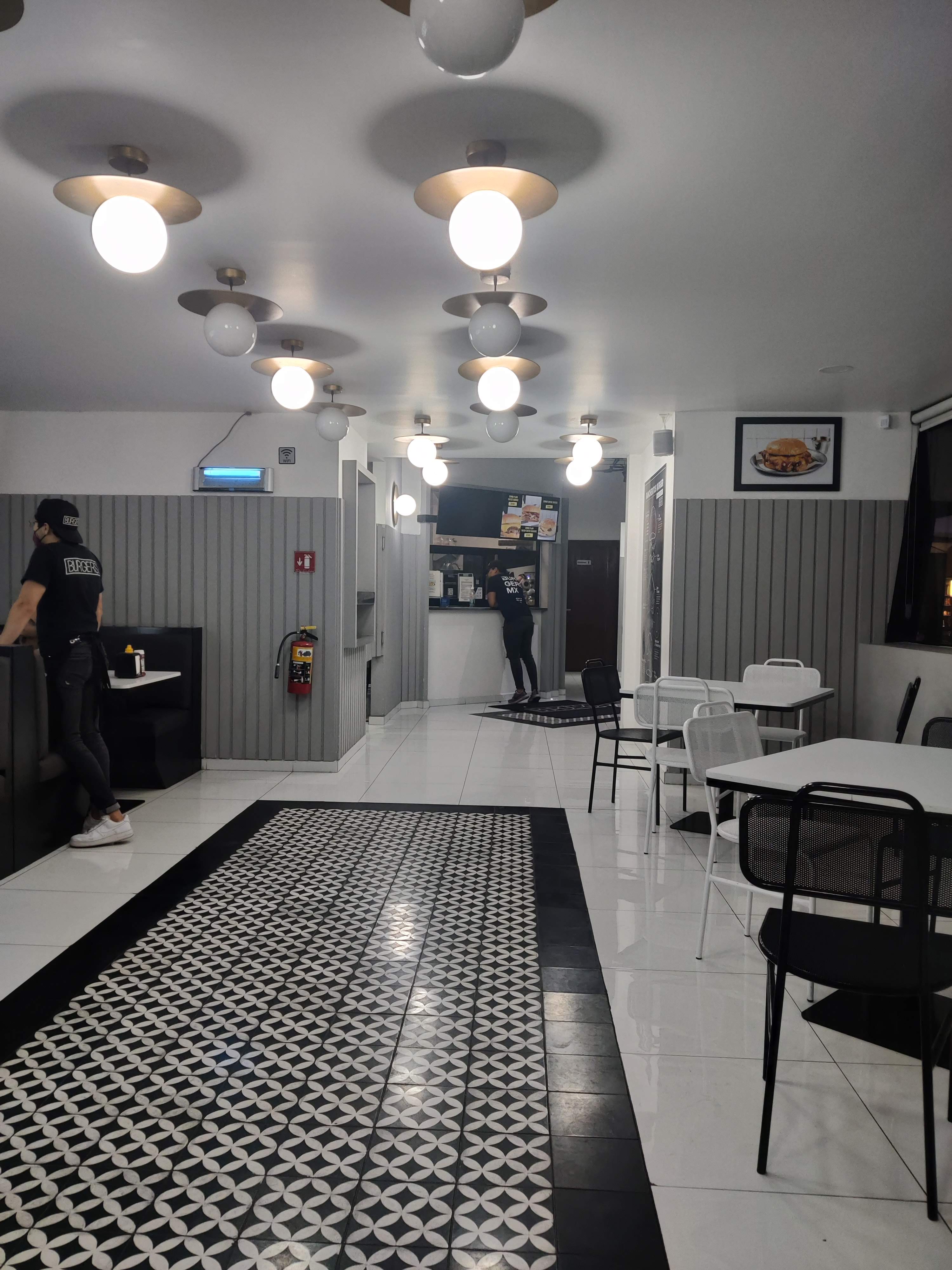 Burgersmx (Bugambilias) image 1