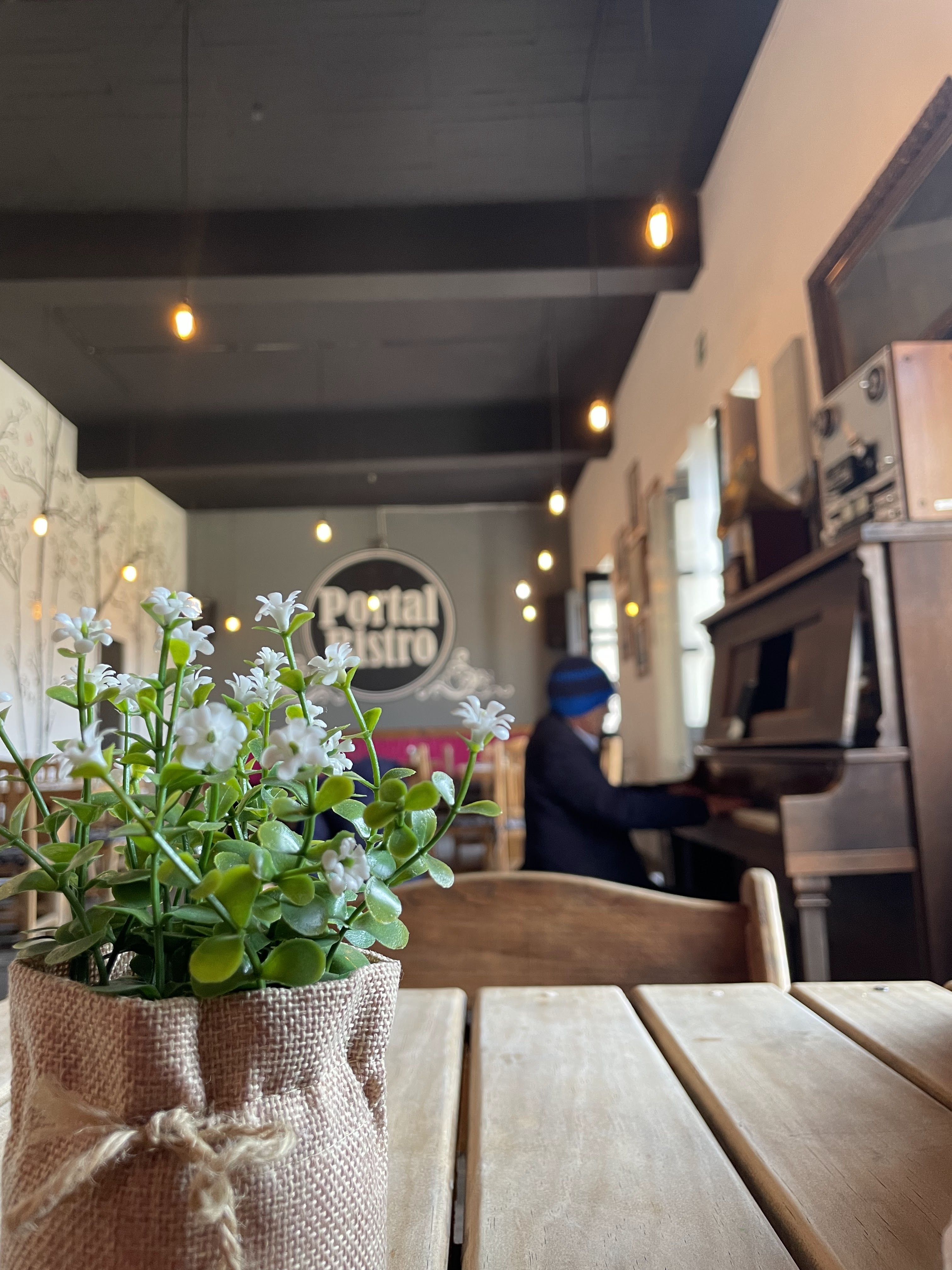 Portal Bistro image 3