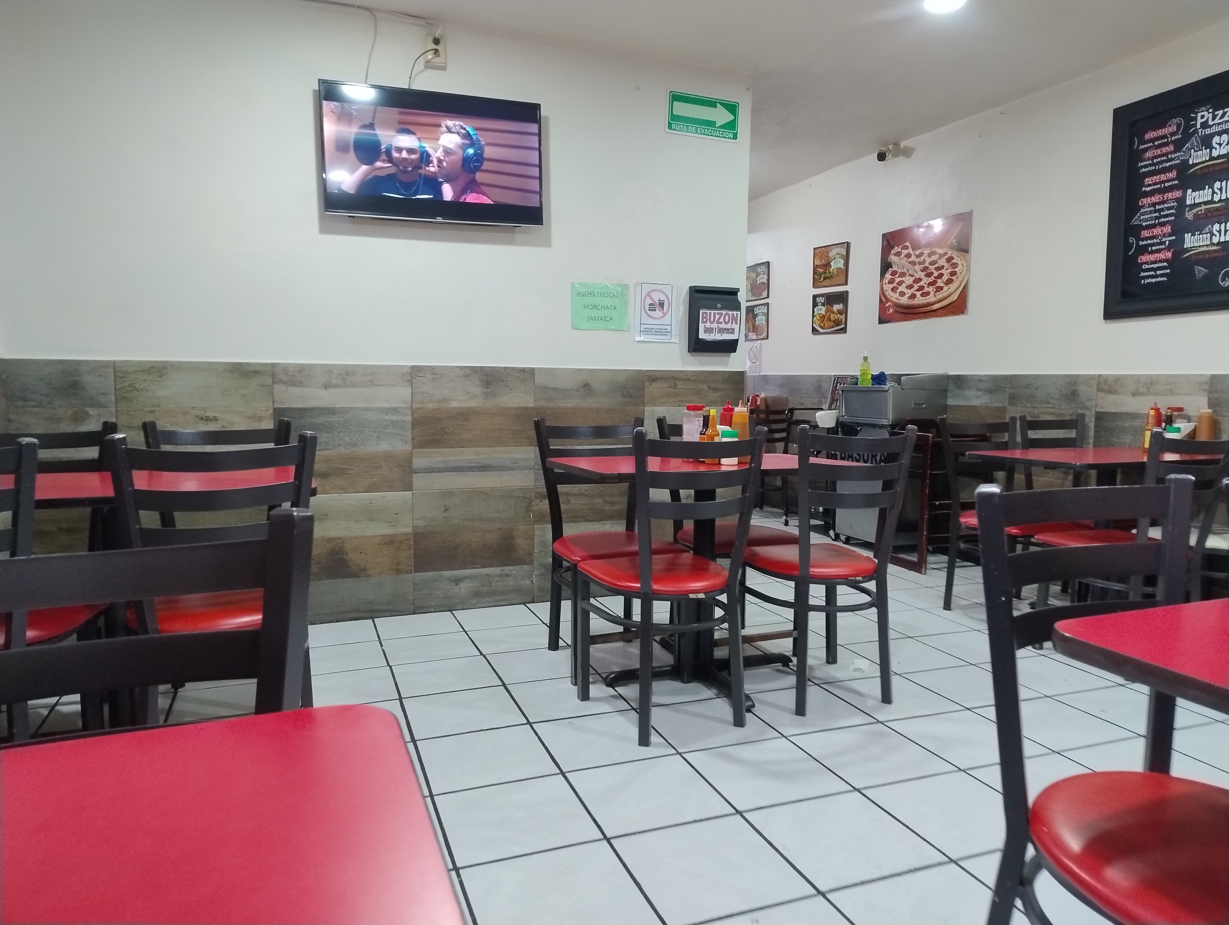 Chuchos Pizza image 2