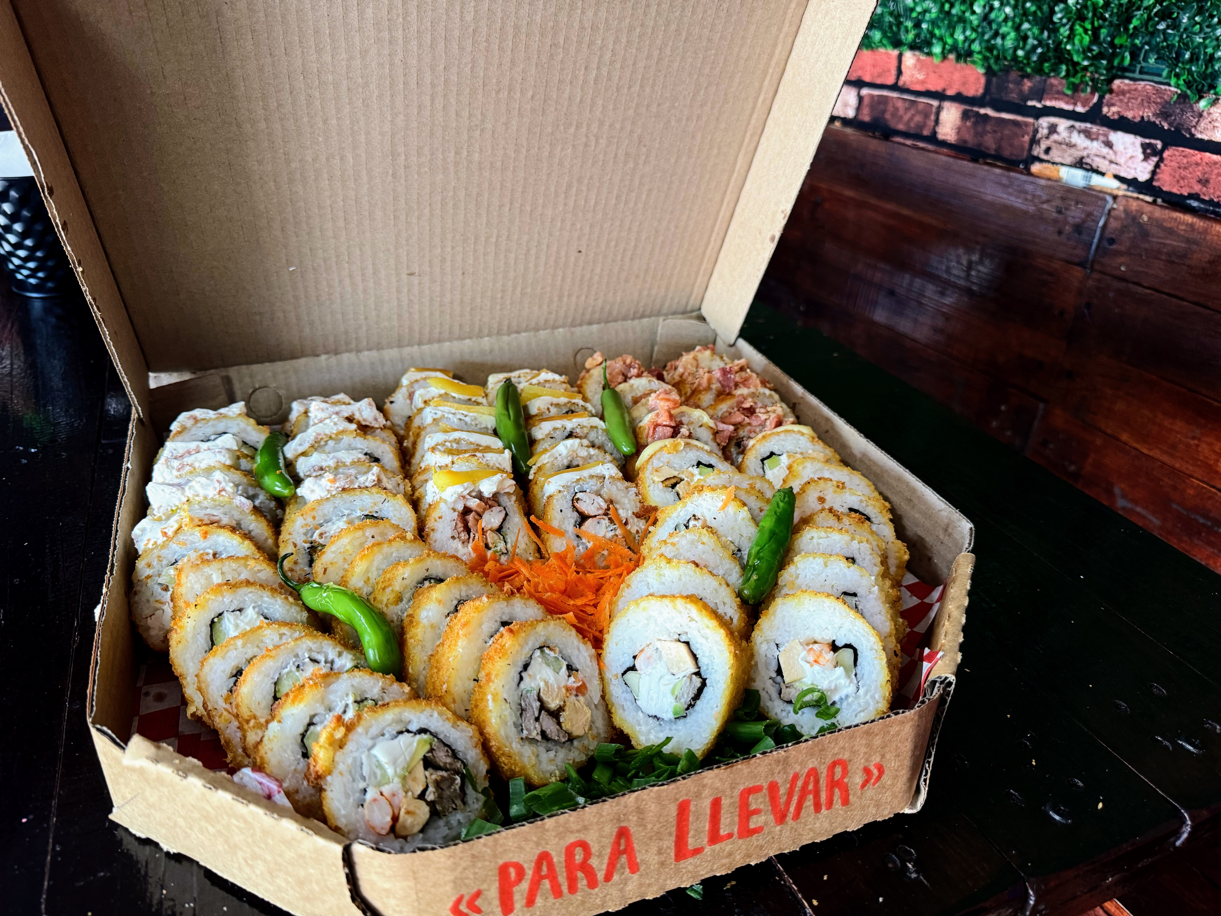 Sushi Maneki Roll image 2