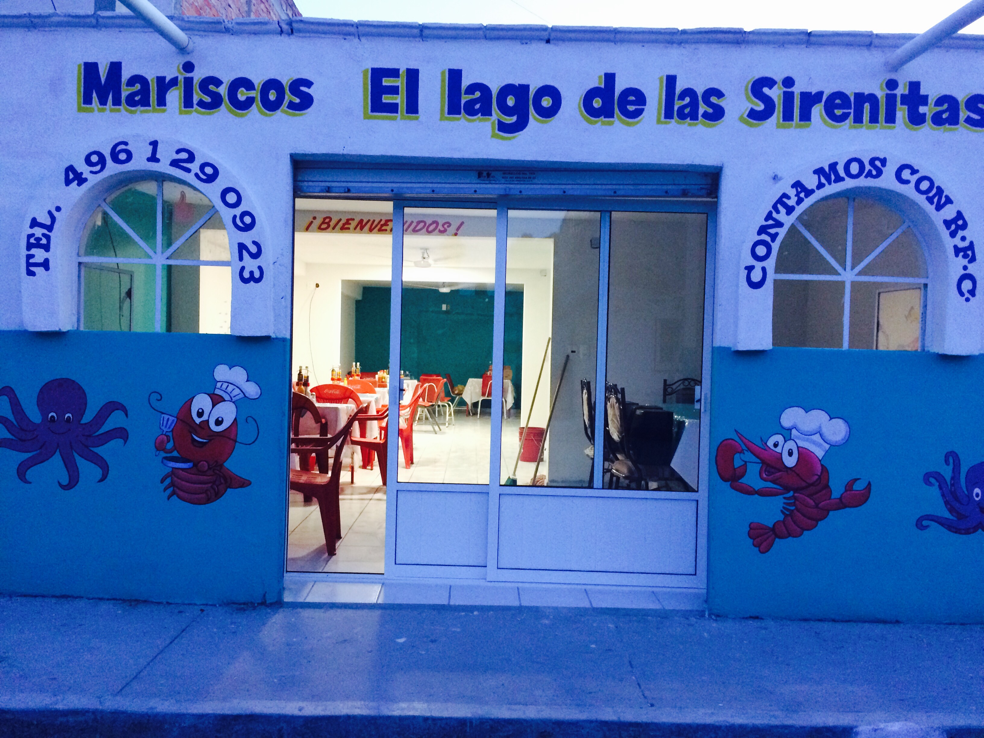 Mariscos "El Lago de las sirenitas" image 1