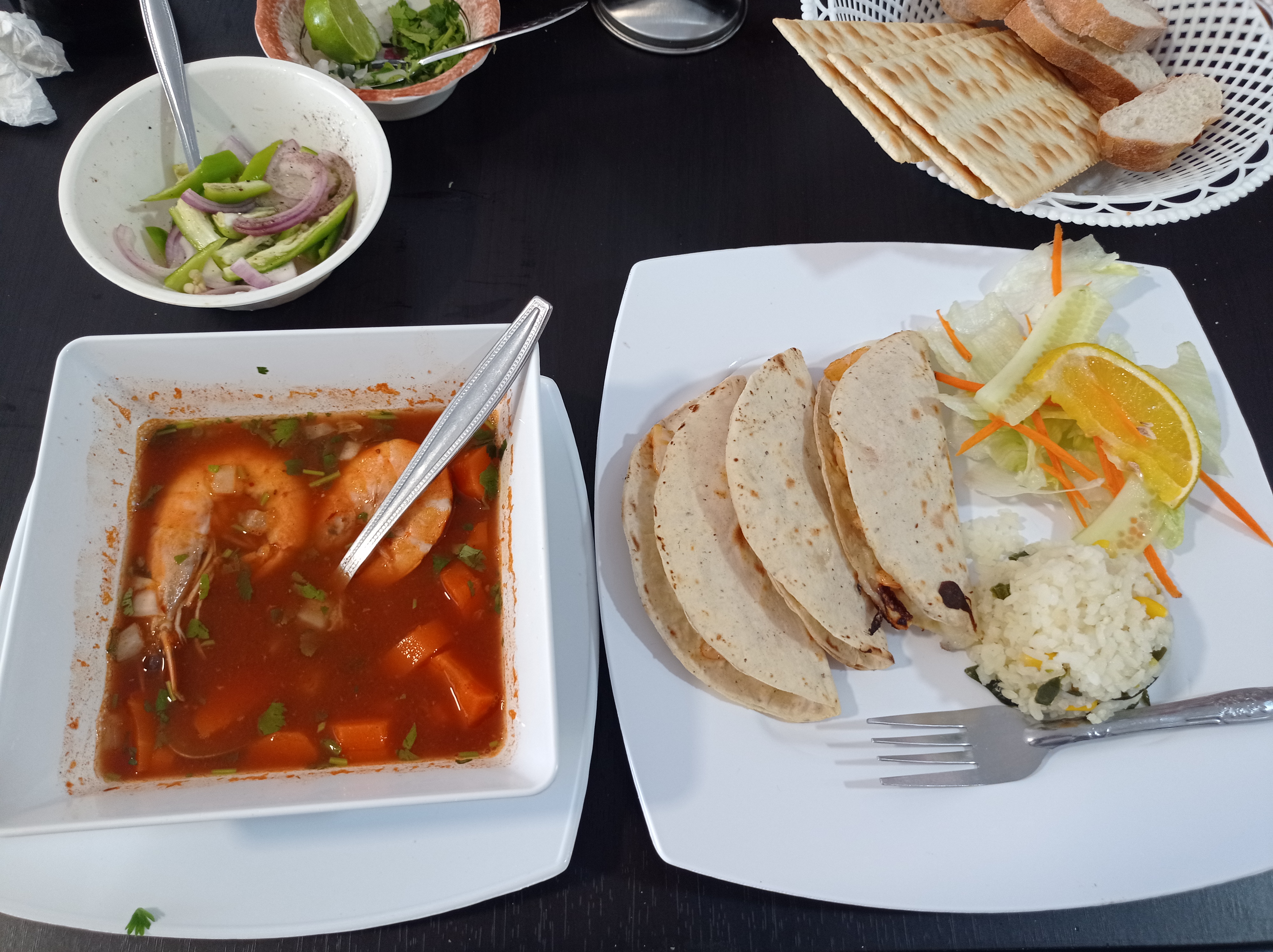 Mariscos "El Lago de las sirenitas" image 2