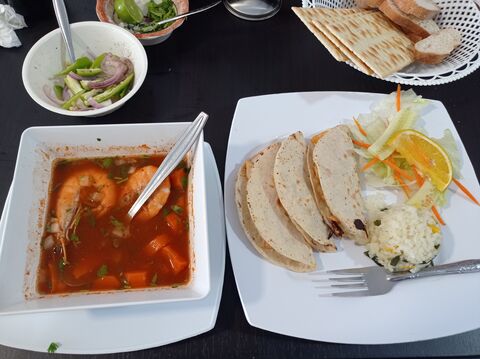 Mariscos "El Lago de las sirenitas" image 2
