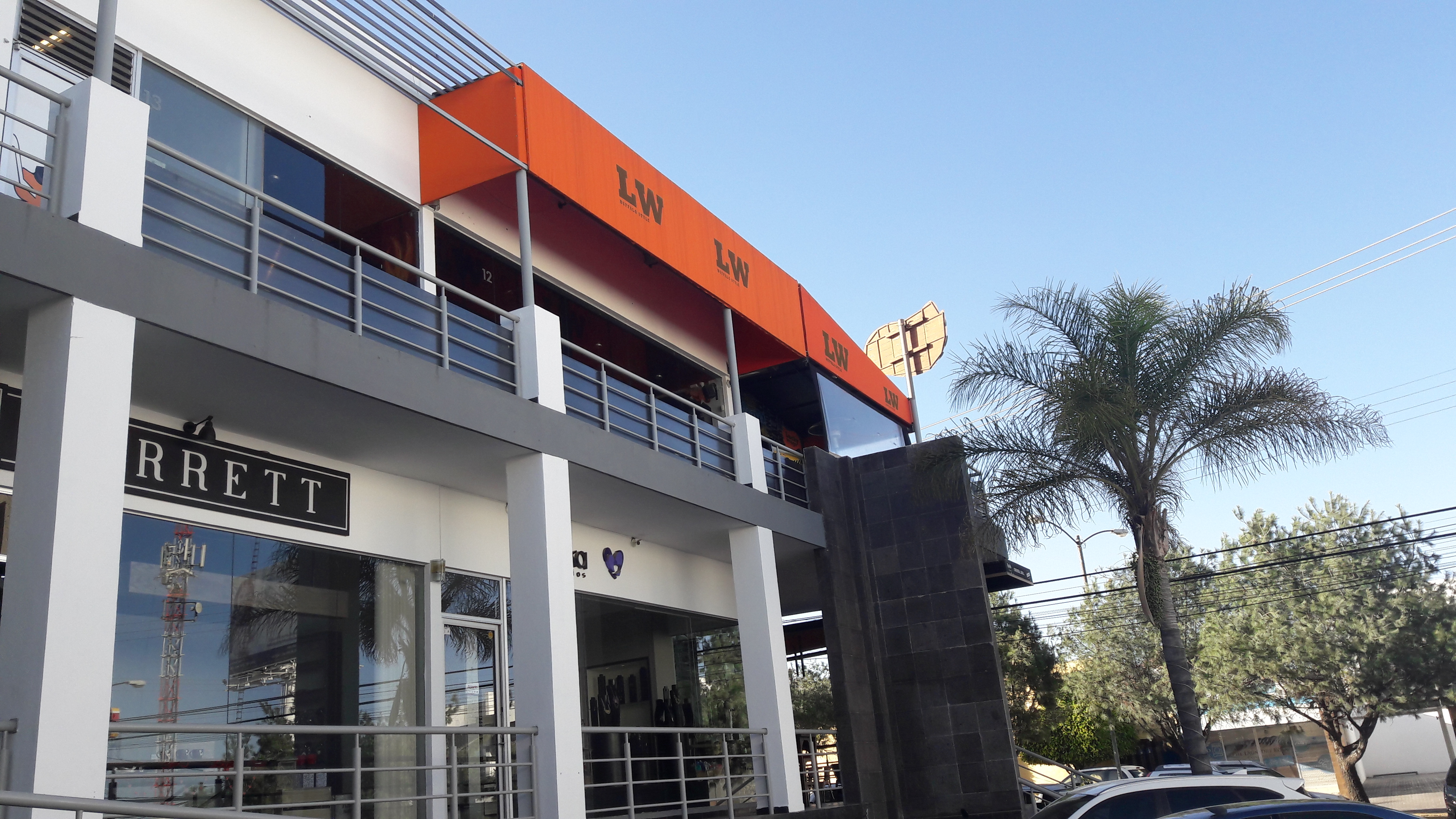 Lucky Wings Lomas image 7