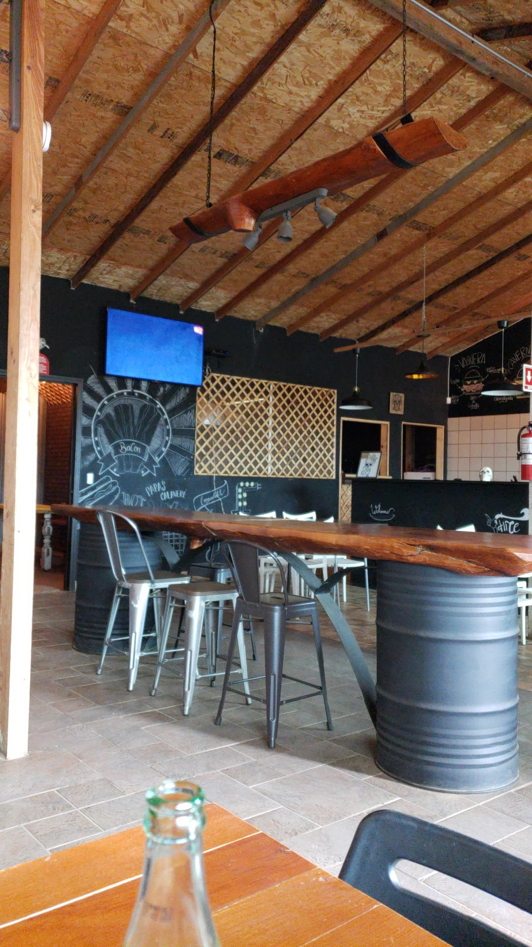 CALAVERA BURGERS & WINGS image 8