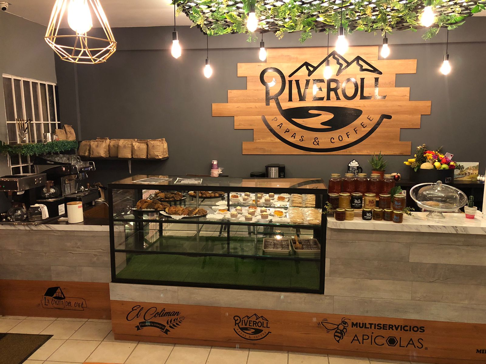 Riveroll Cafe Bistro Restaurante image 10