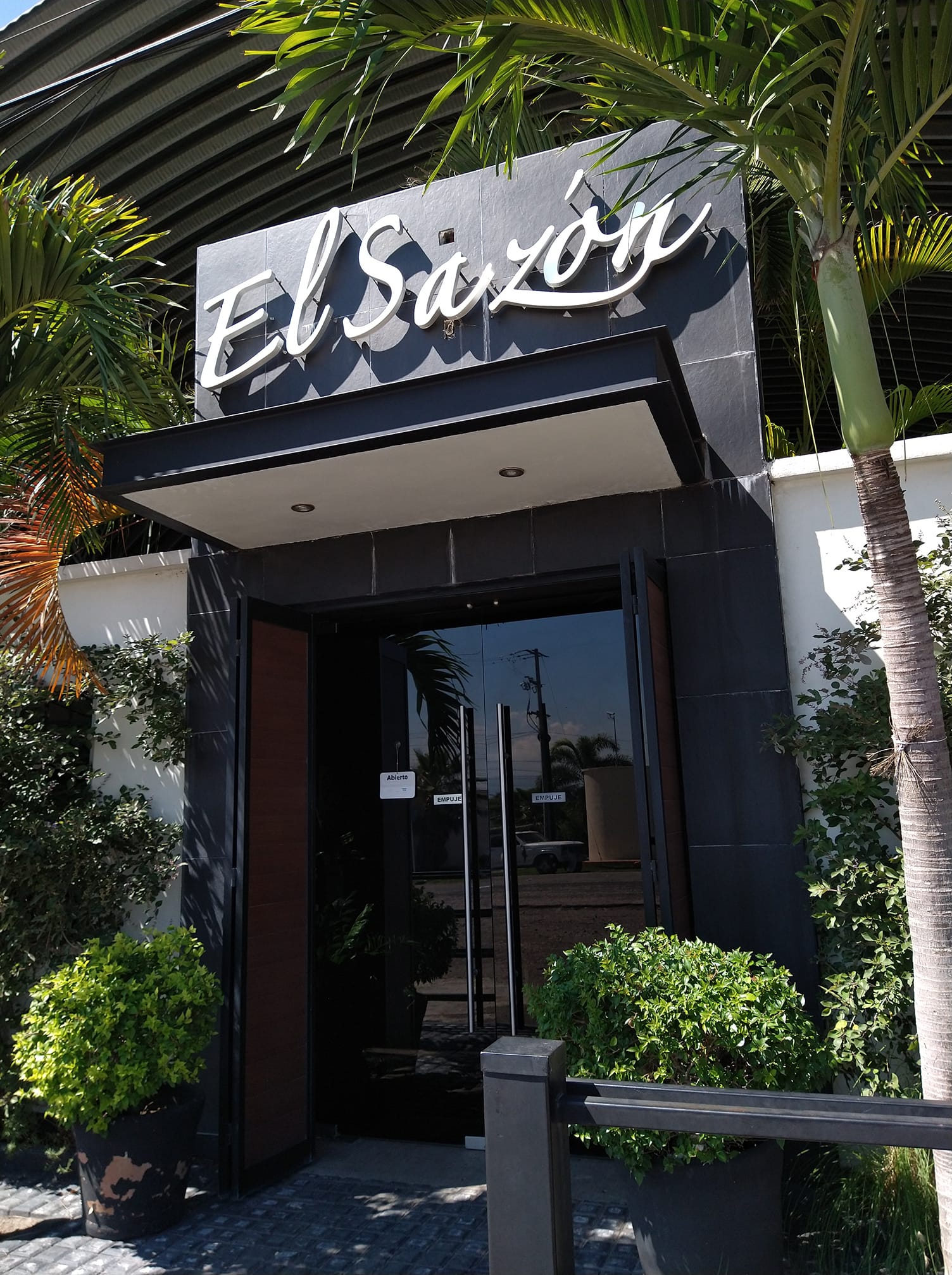 El Sazón Restaurant image 1