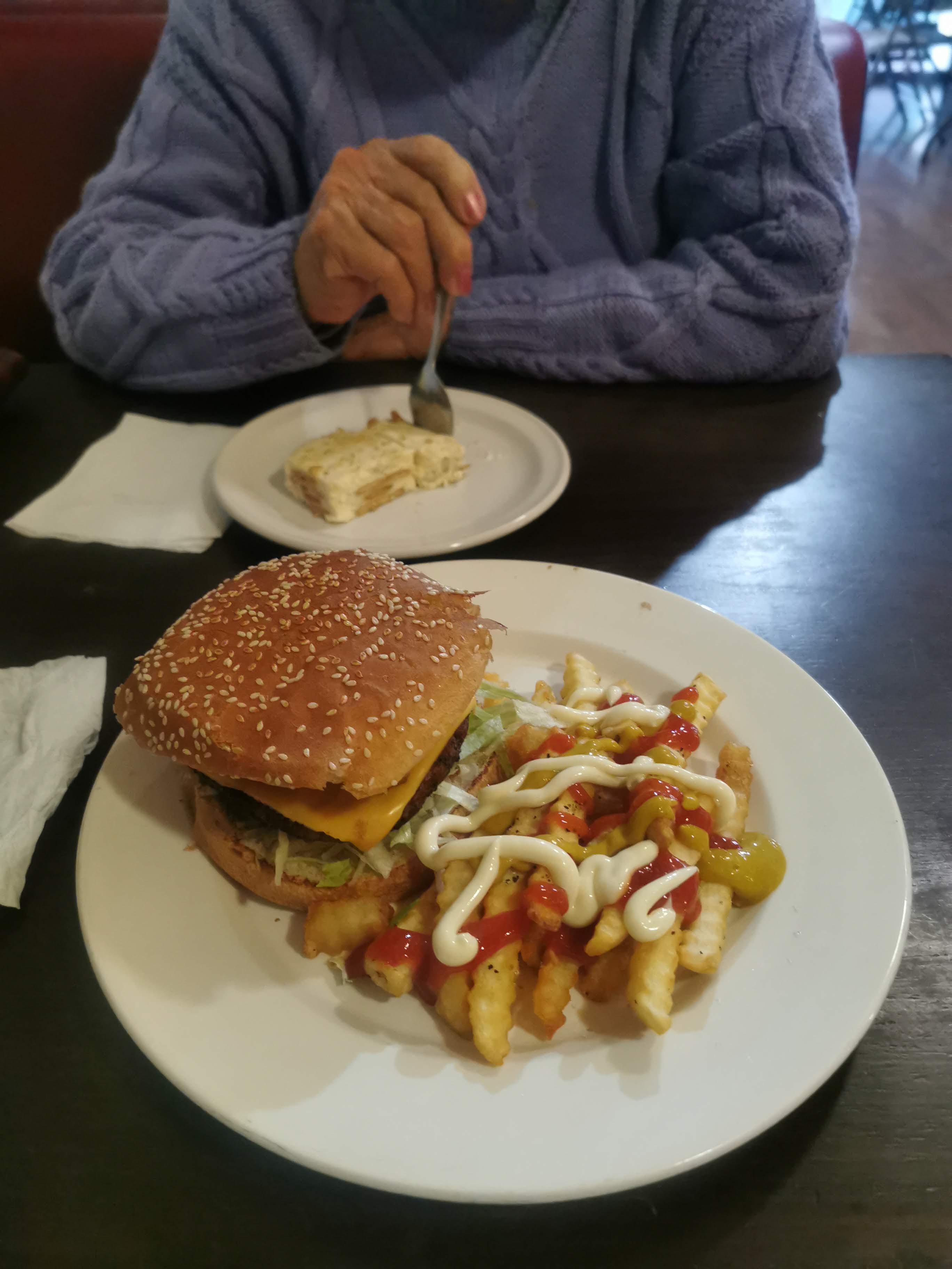 El Hábito Burger Grill image 4