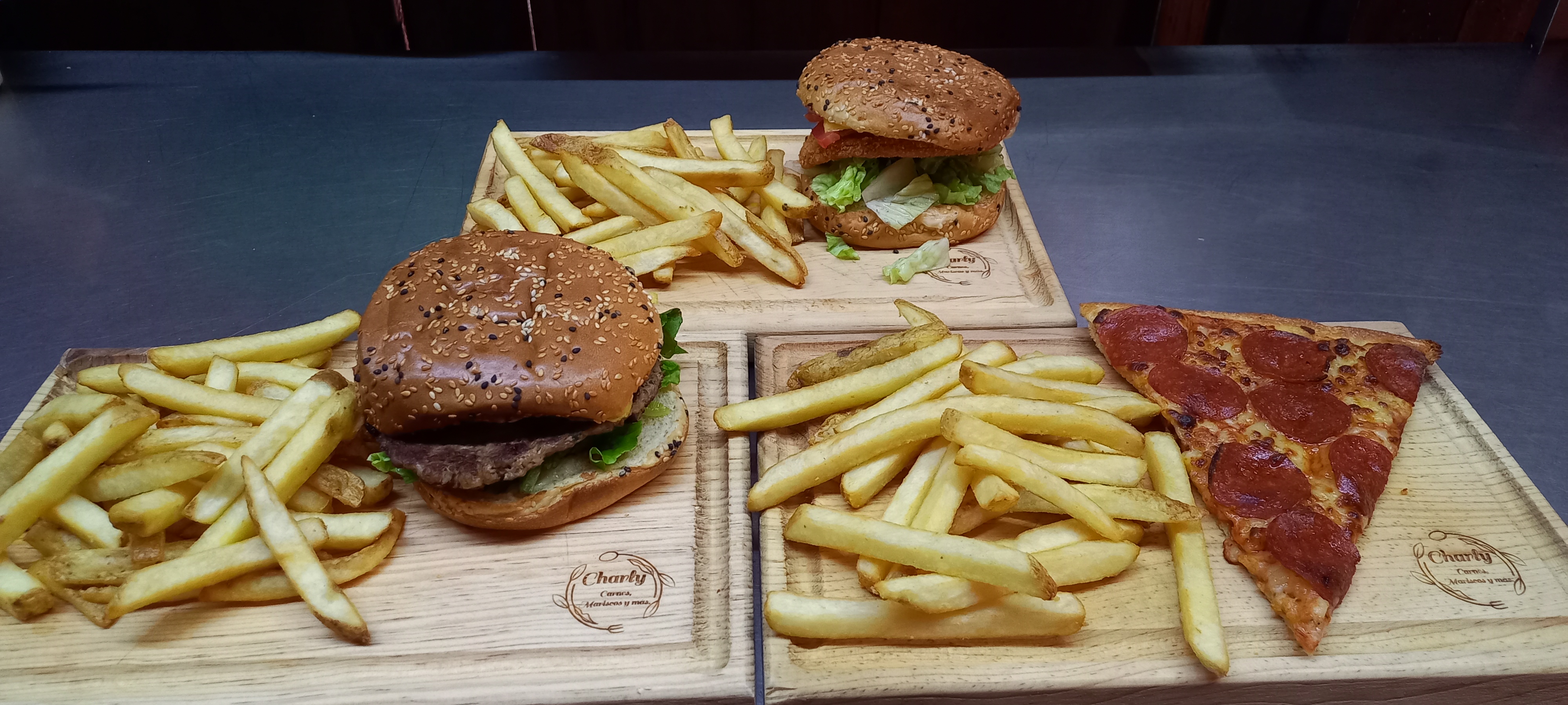 Charly pizzería, carnes, mariscos y más... image 4