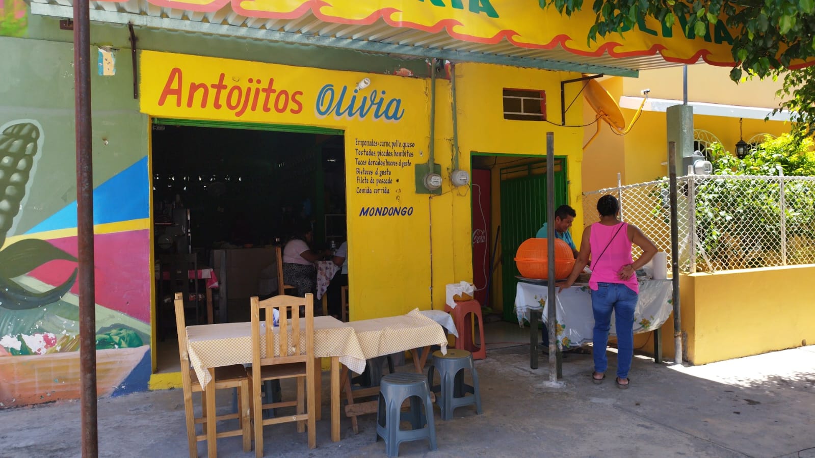 Antojitos y polleria olivia image 1