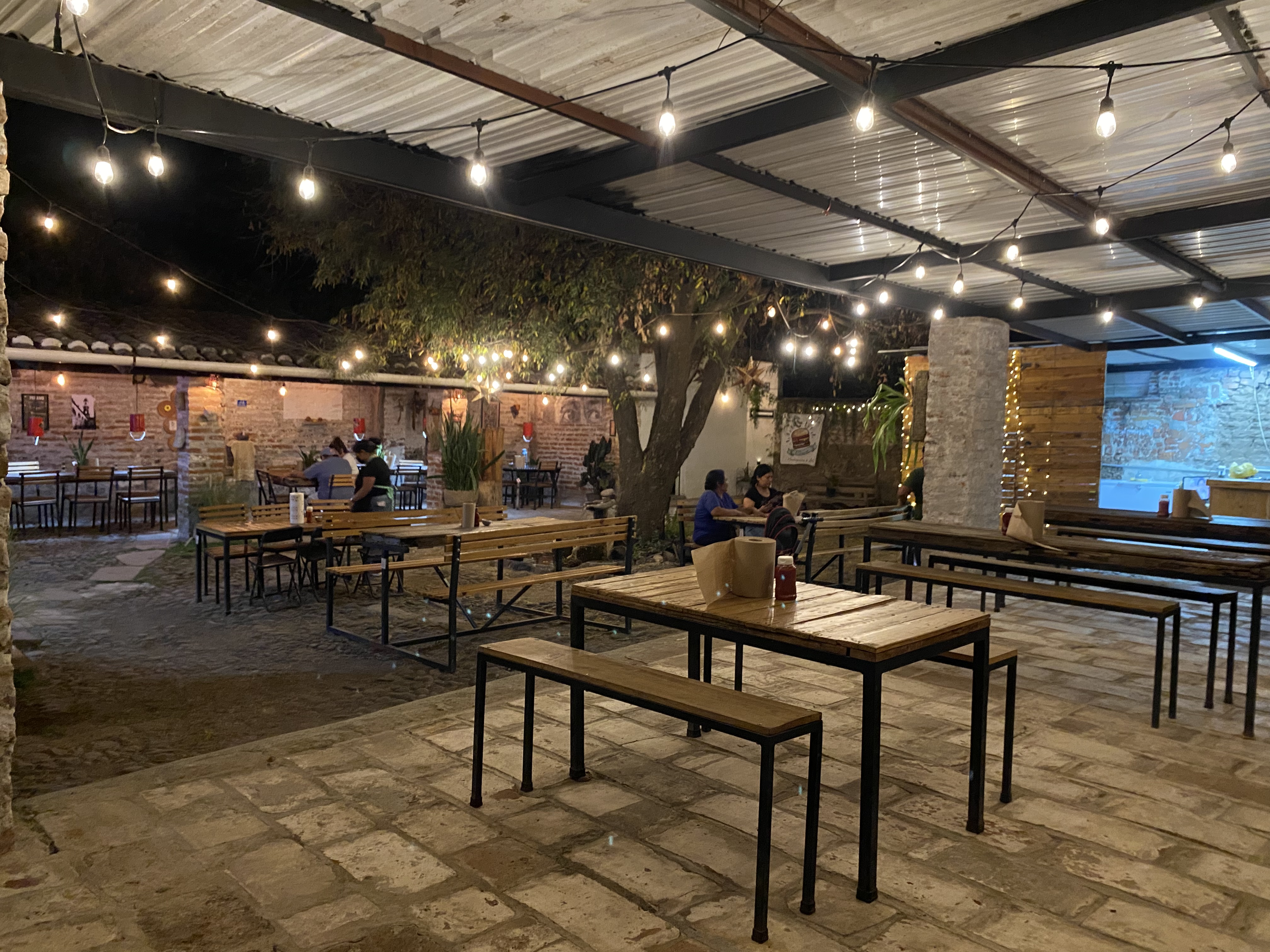 Hamburguesería y Arte "El Tamarindo" image 1