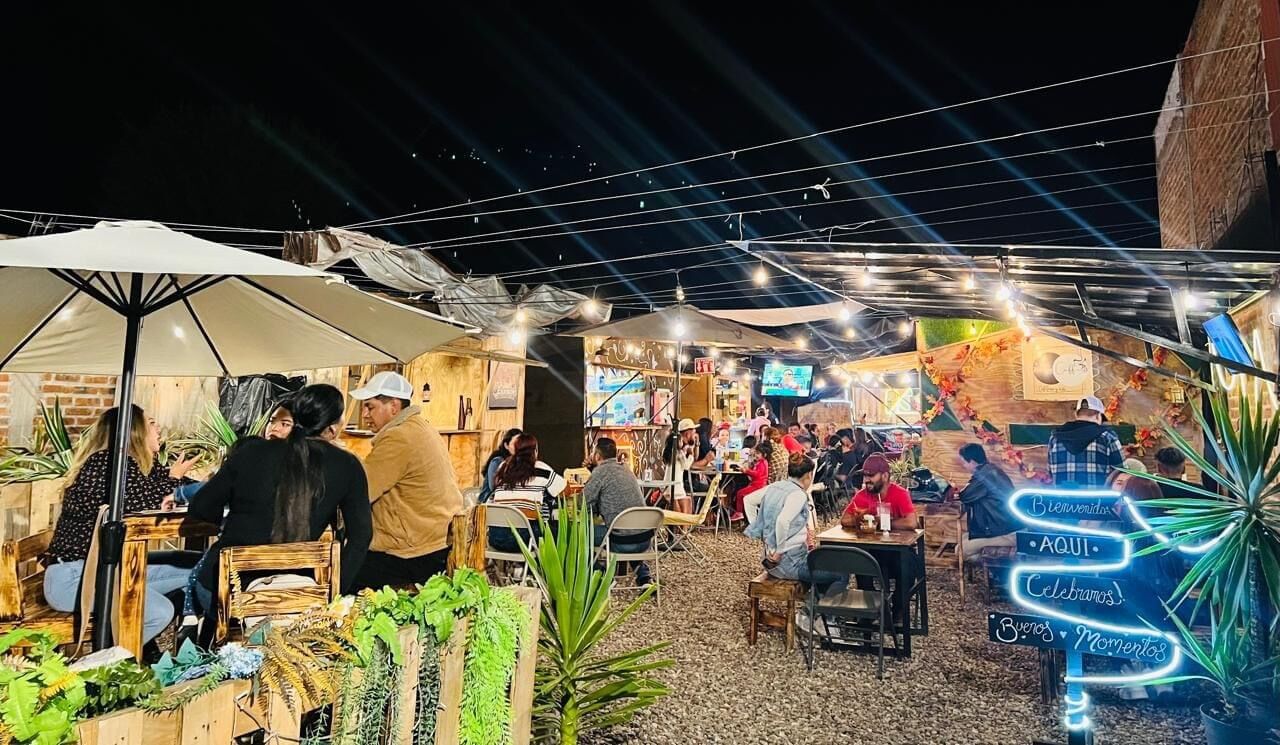 Punto Medio Food Park image 5