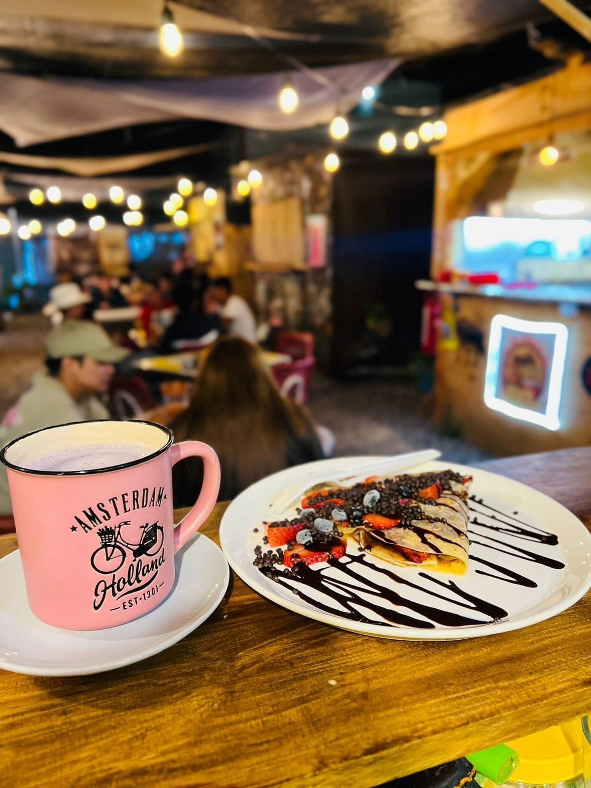 Punto Medio Food Park image 7