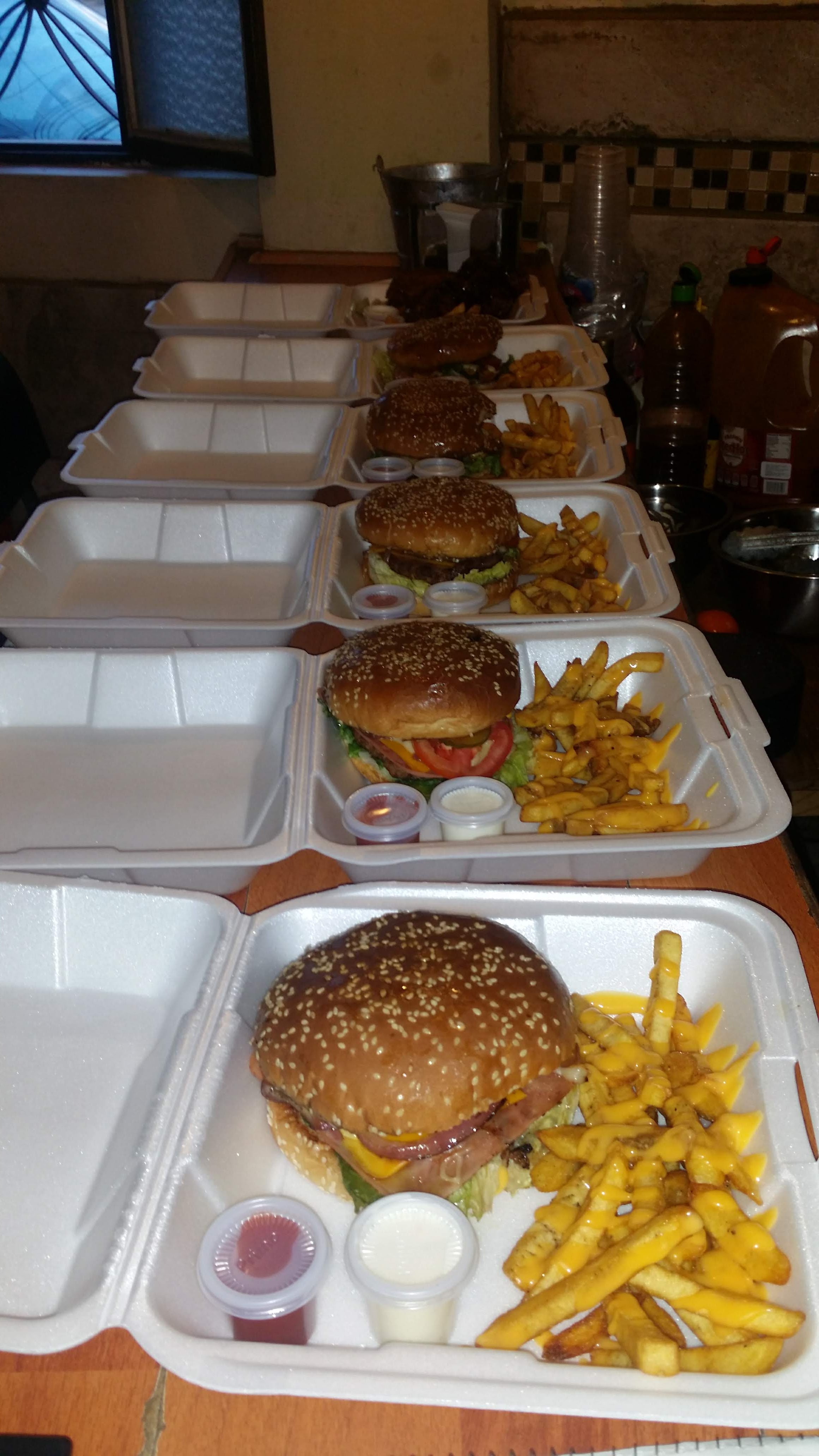 Hamburguesas y alitas "A la burguer" image 2