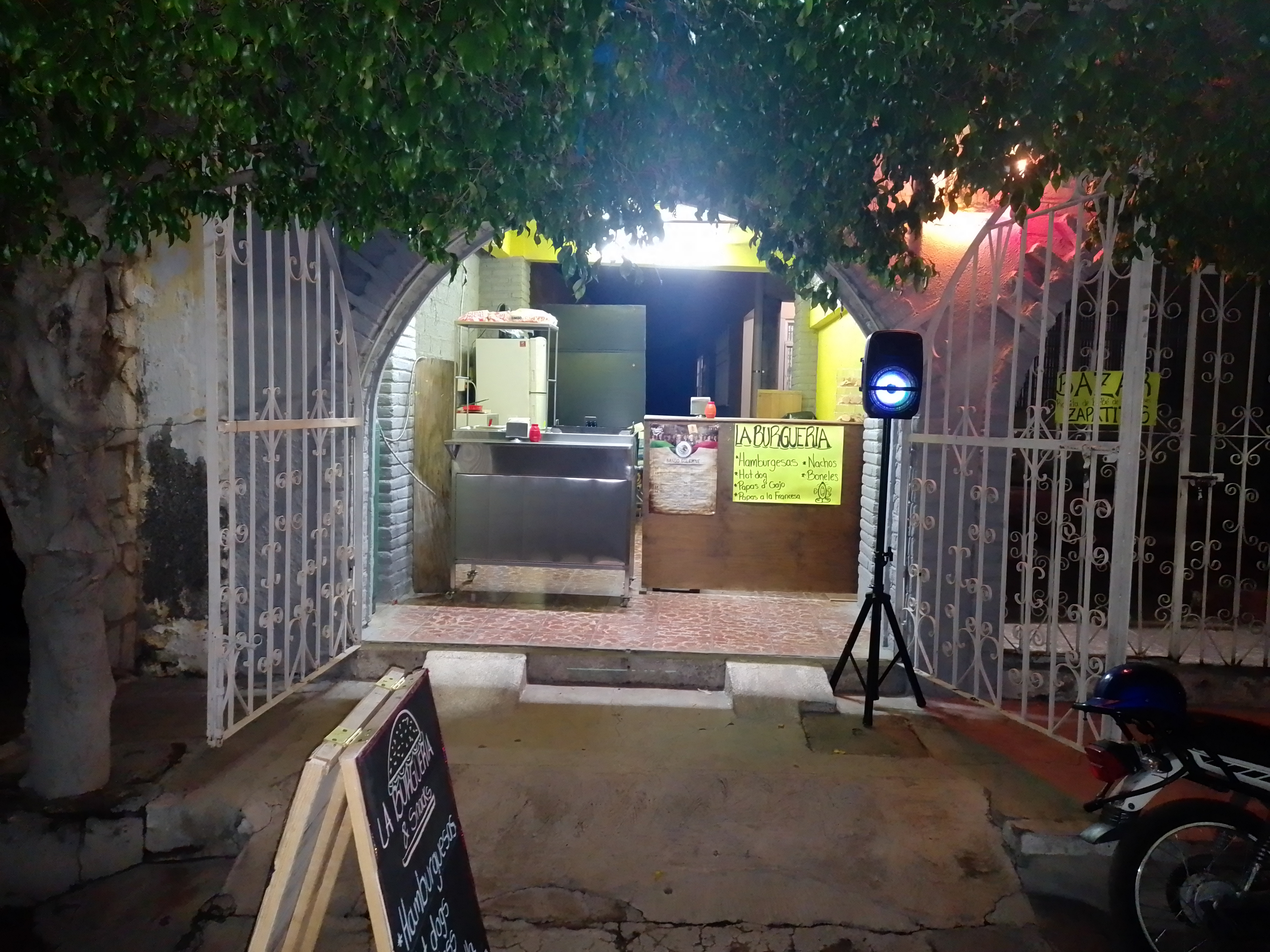 La Burgueria & Snacks image 7