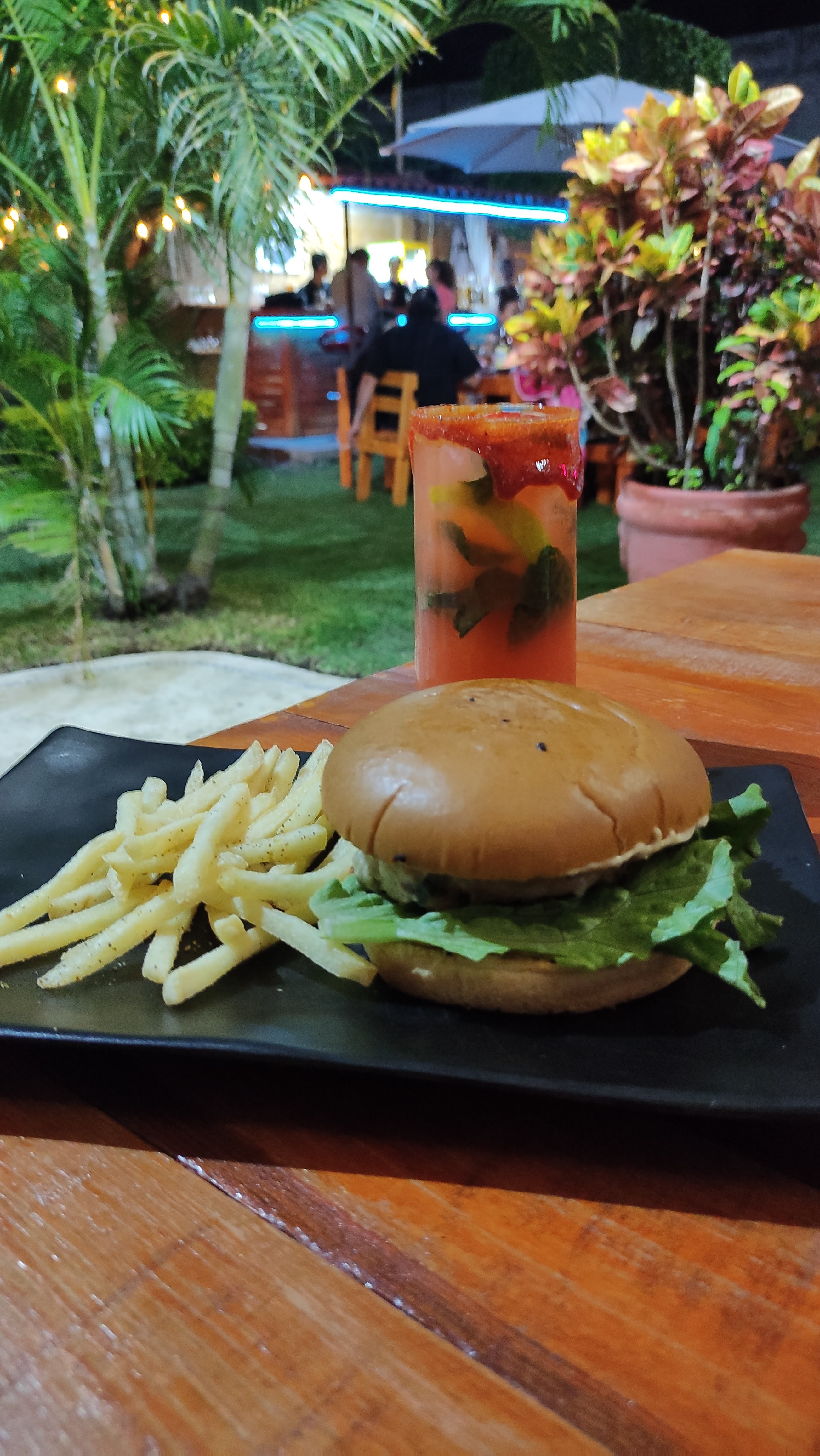 D'Luxe Restaurante/Bar image 4