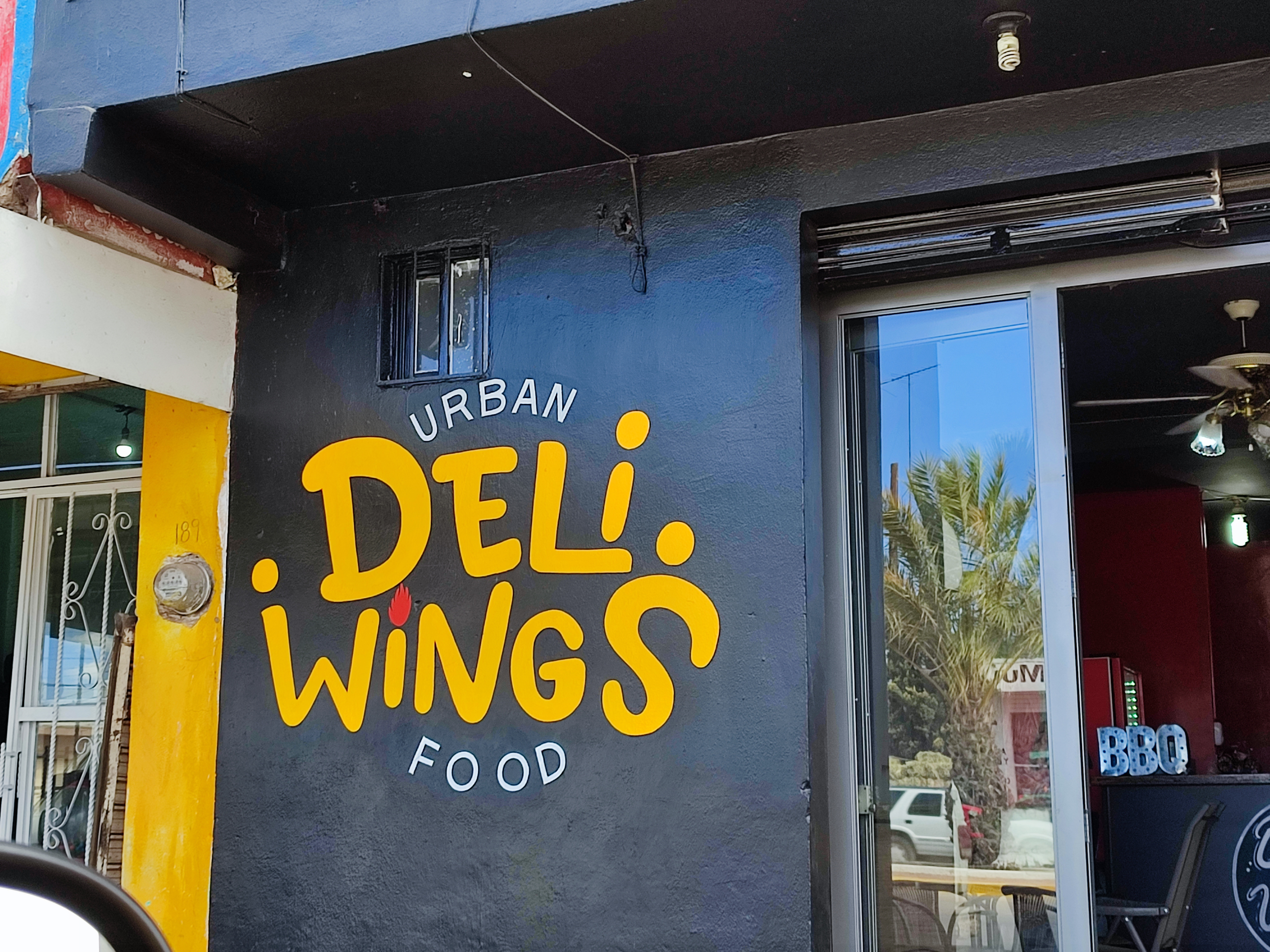 DELIWINGS Urban Food image 3