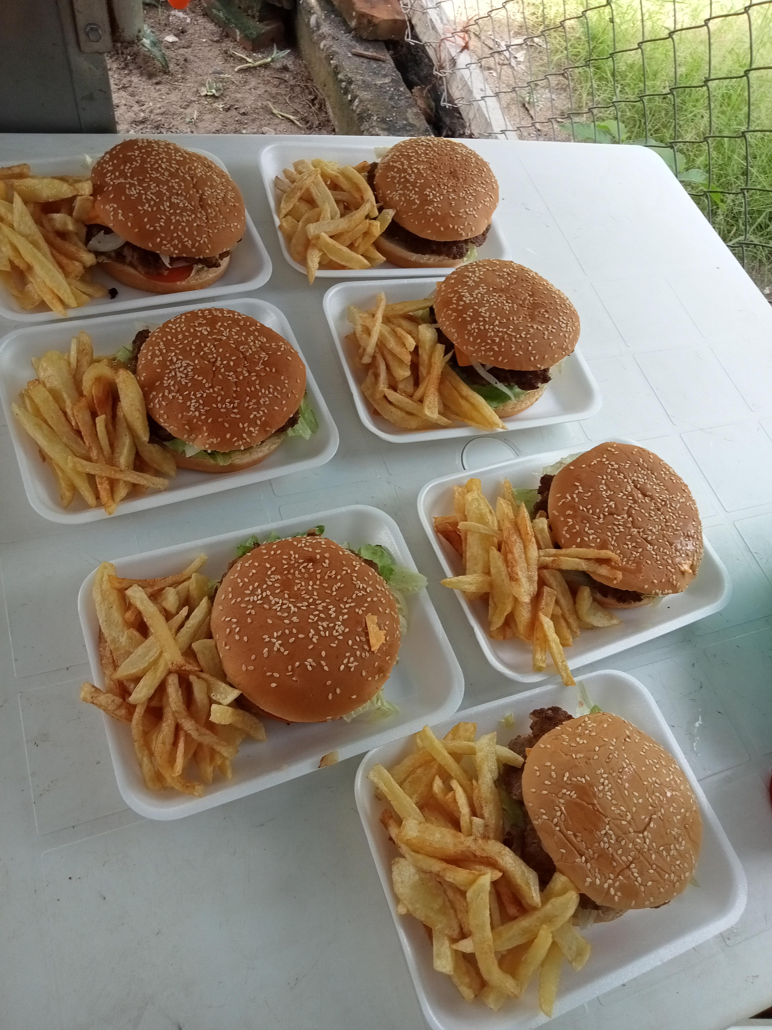 De Los Santos Hot dogs Y Hamburguesas image 6