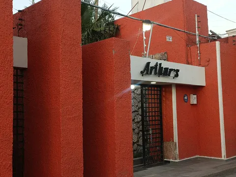 Arthur's de León image 5
