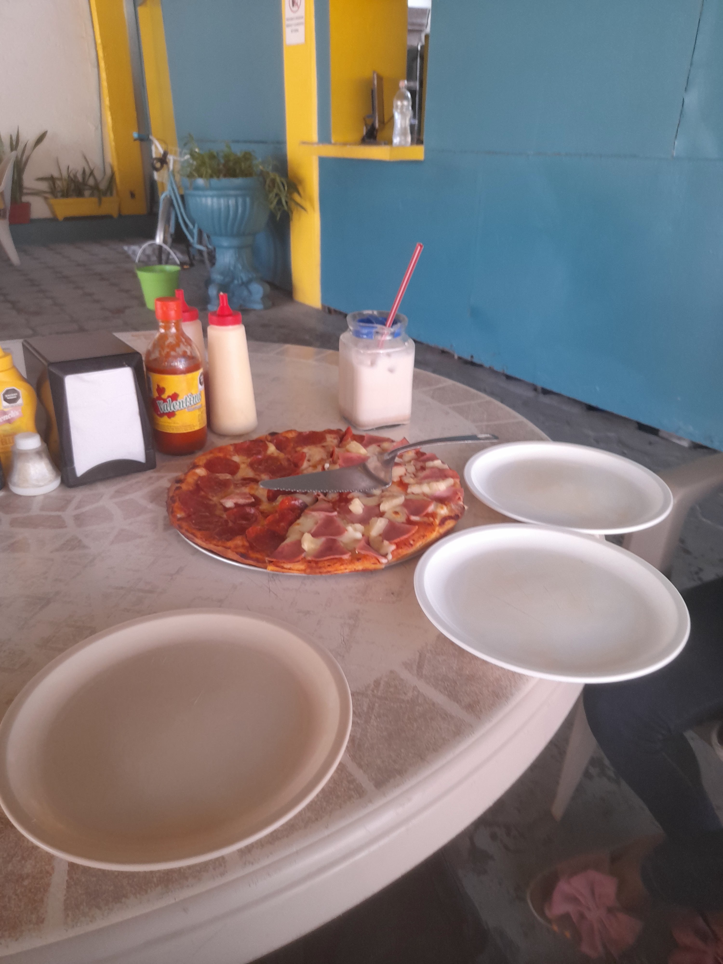 RESTAURANTE, DE LA ROSA RICA BURGUER image 6