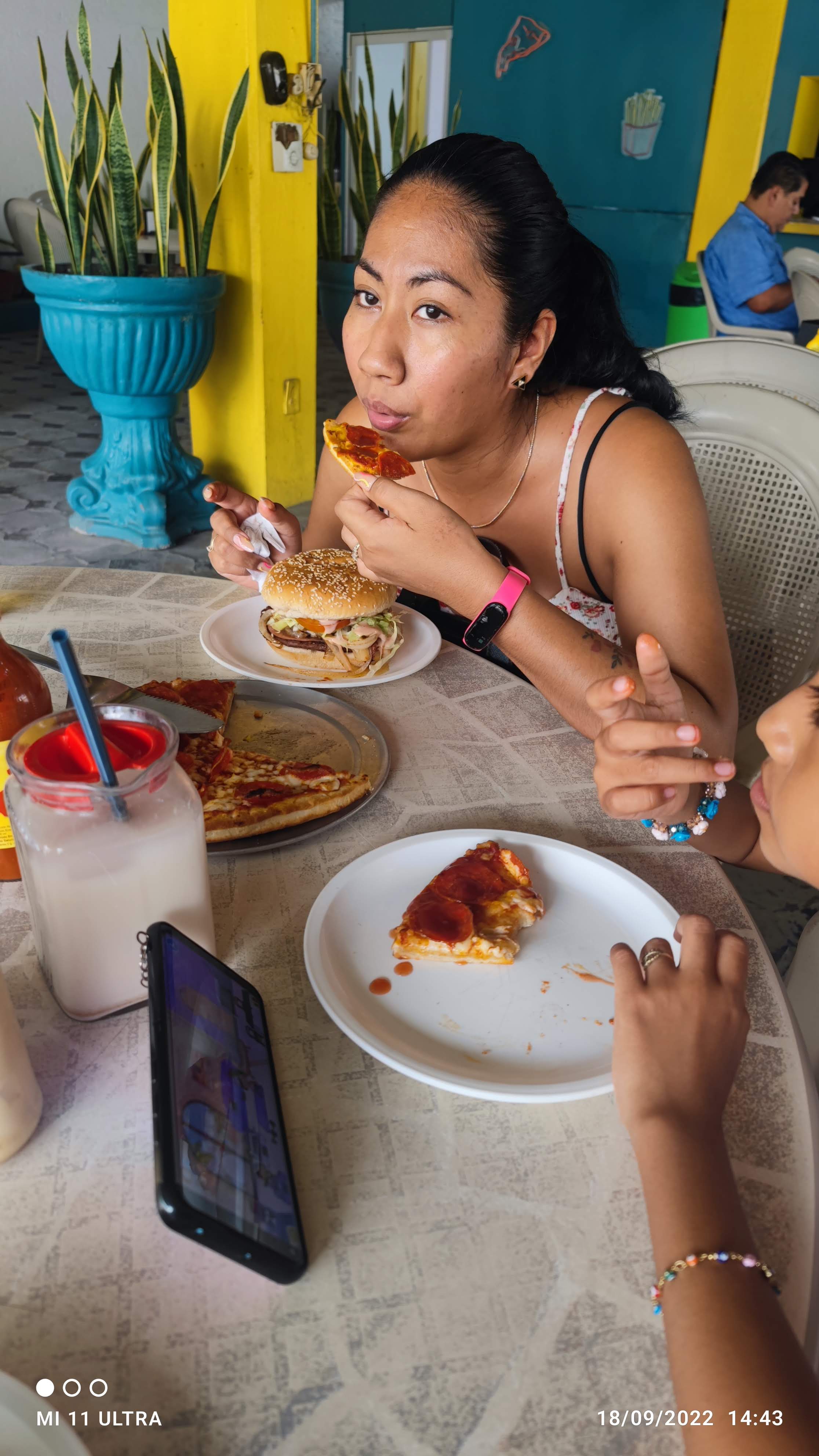 RESTAURANTE, DE LA ROSA RICA BURGUER image 8