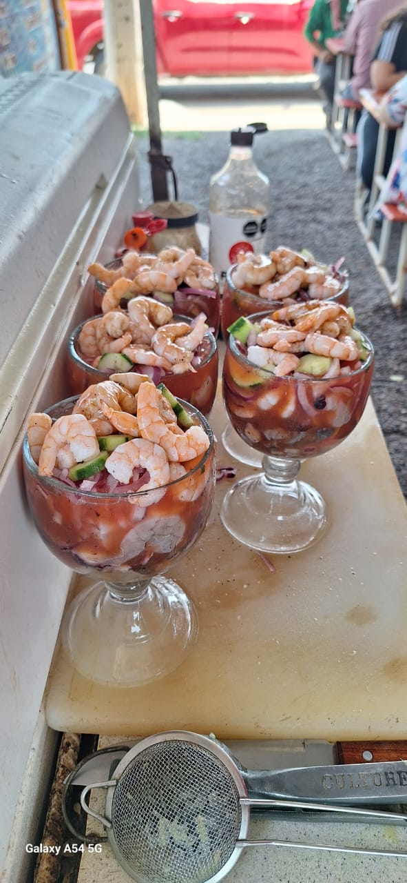 Mariscos "La Carretita" Aqui es con Regino image 2