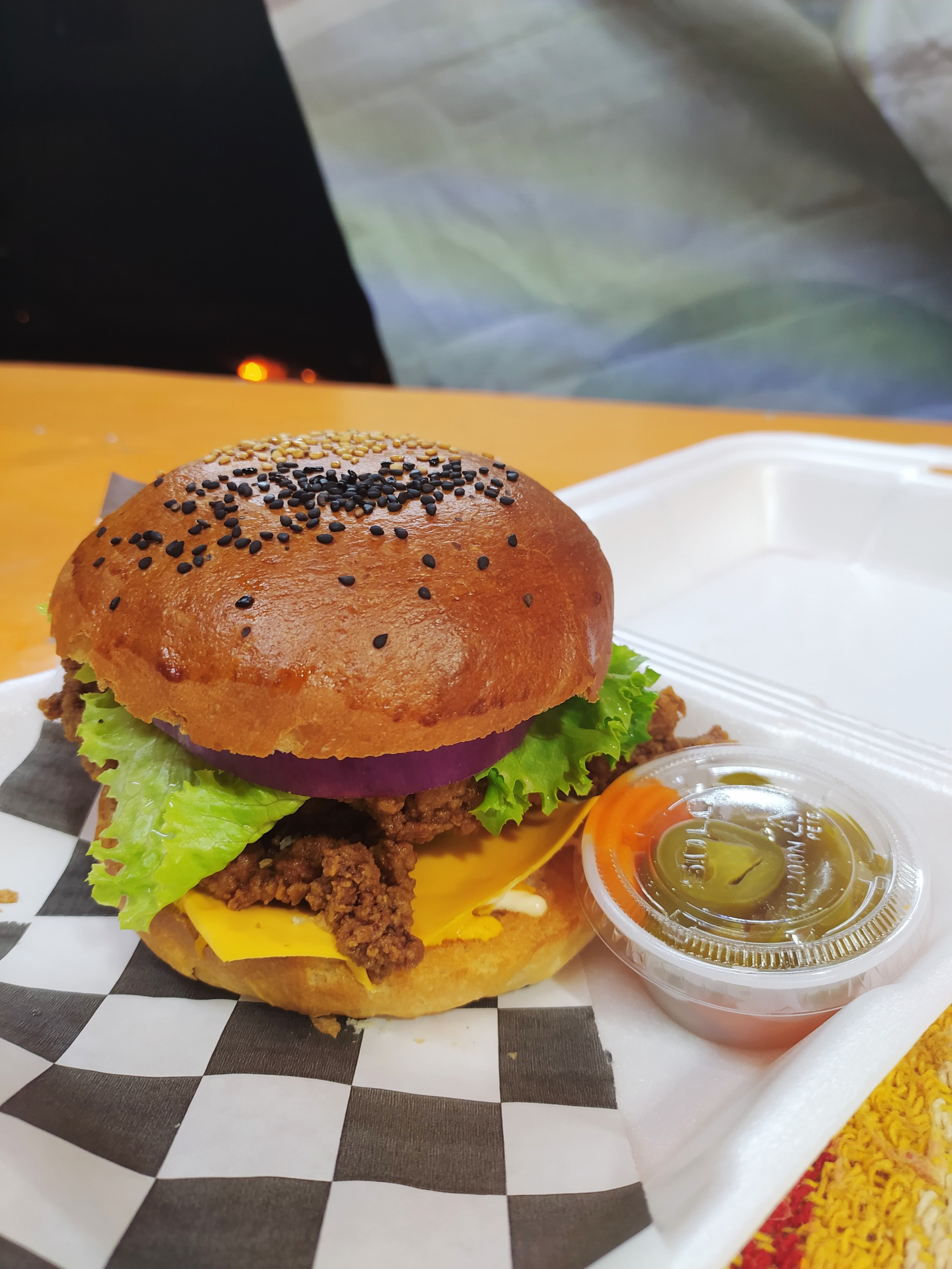 EL CAN Burgers & Beer image 3