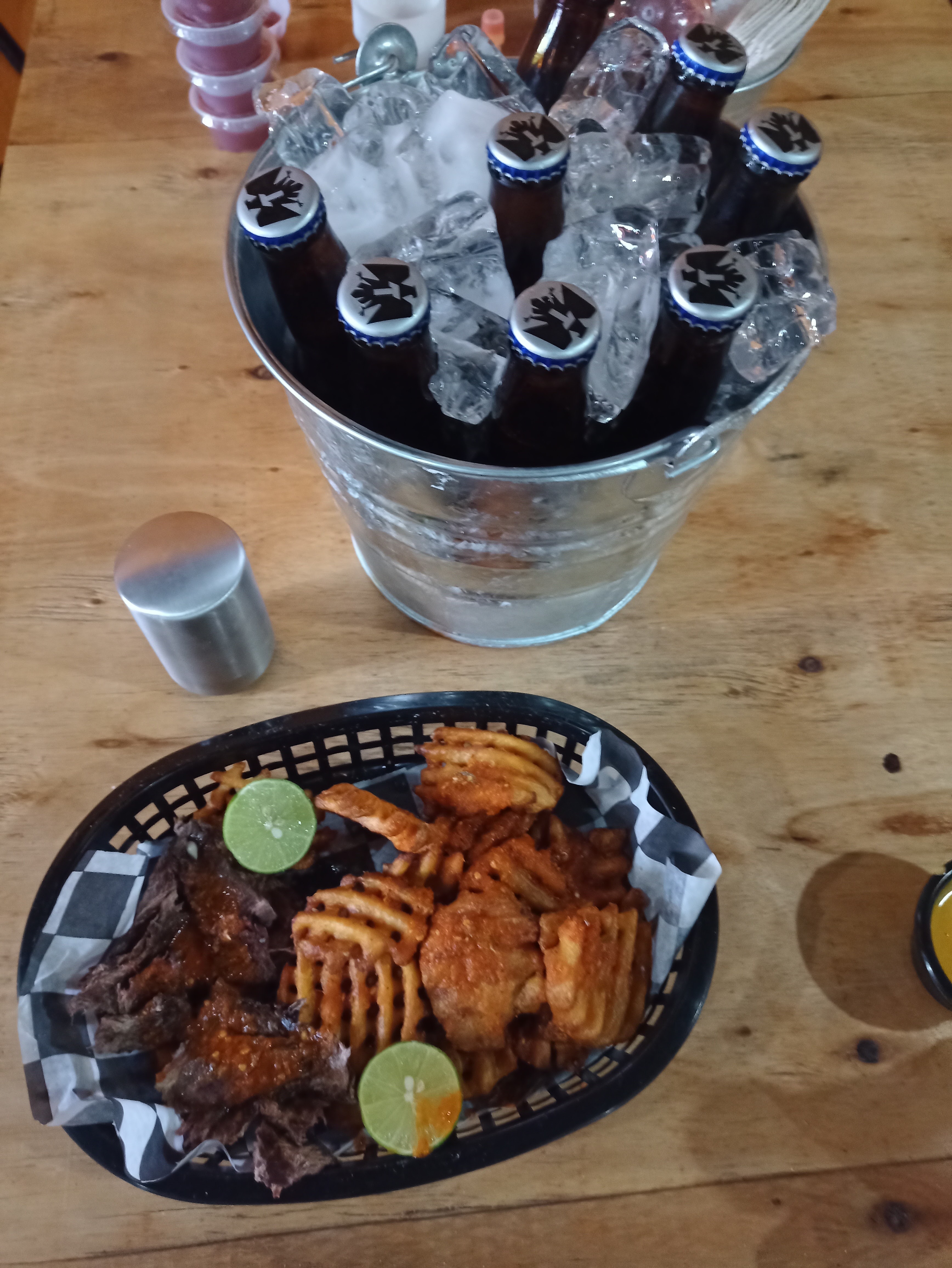 EL CAN Burgers & Beer image 7