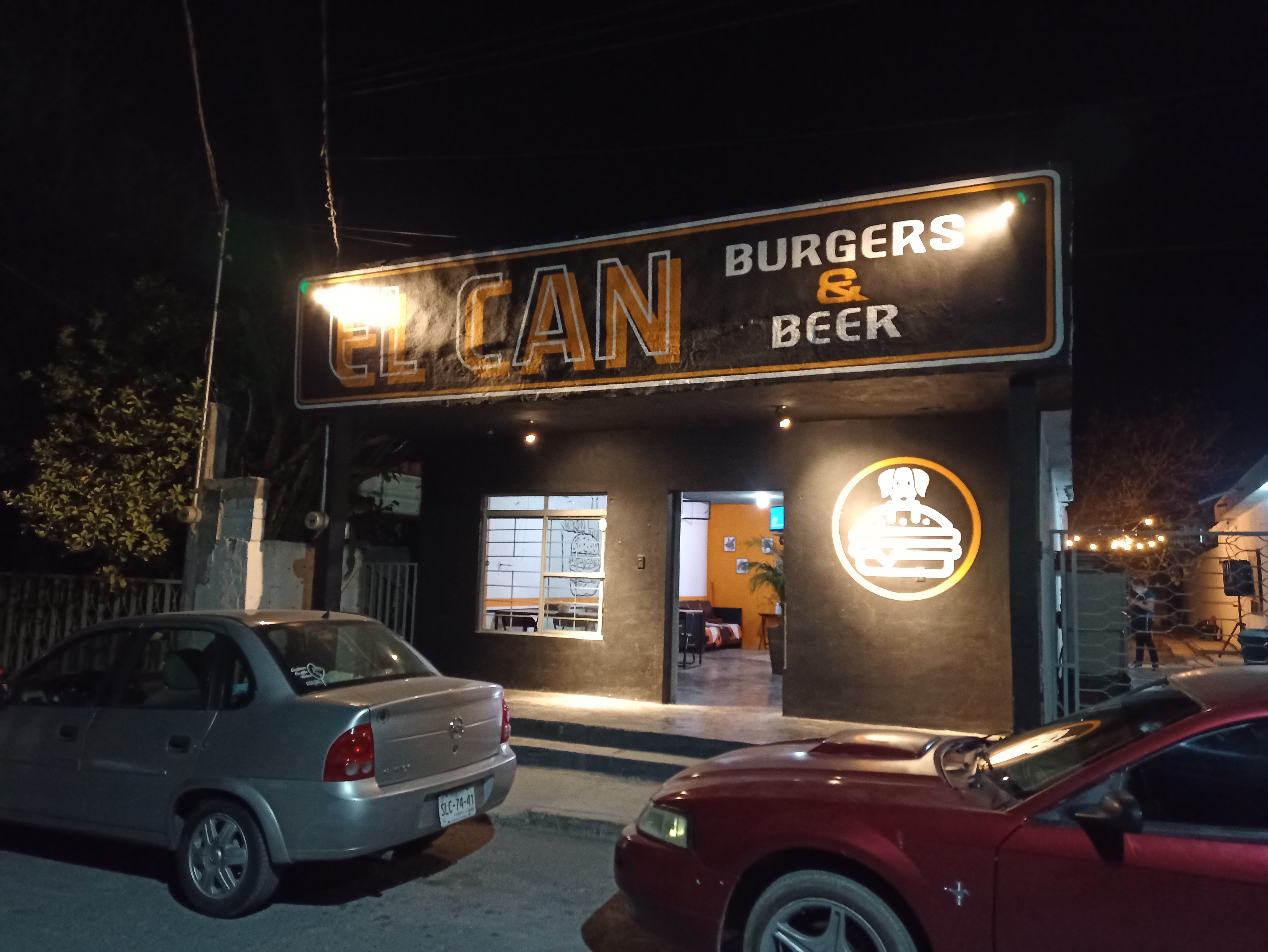 EL CAN Burgers & Beer image 8