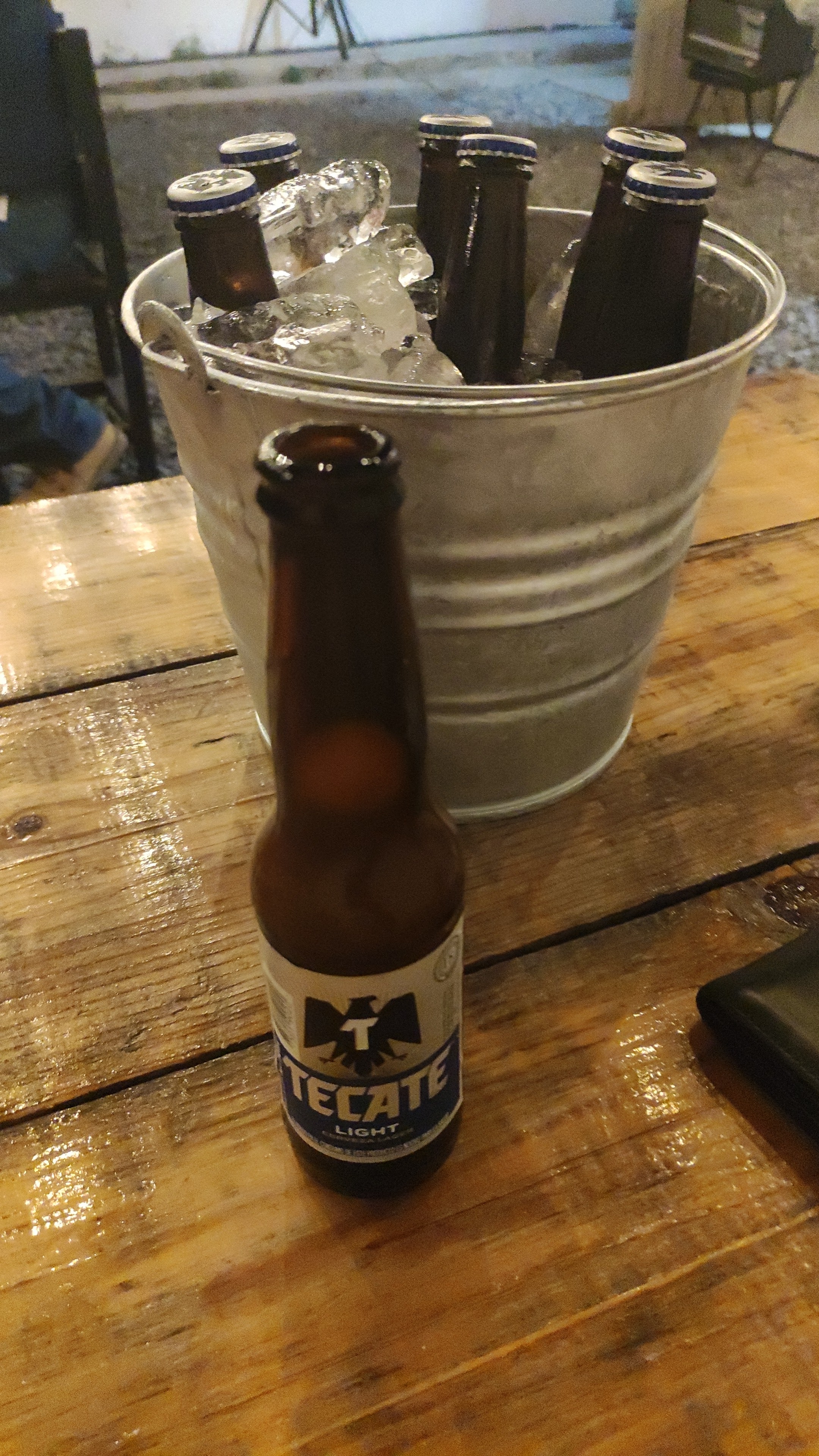 EL CAN Burgers & Beer image 9