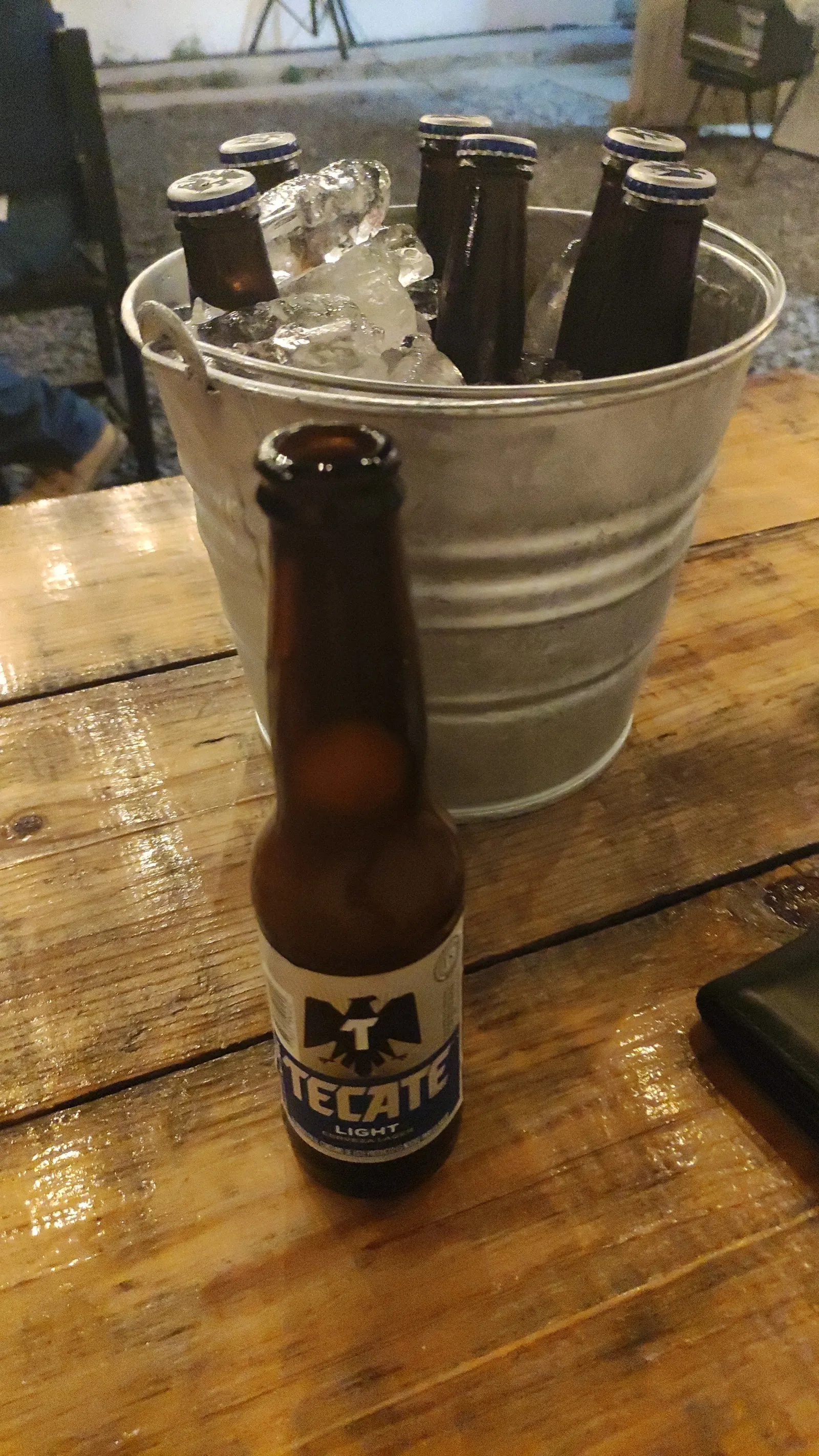 EL CAN Burgers & Beer image 9