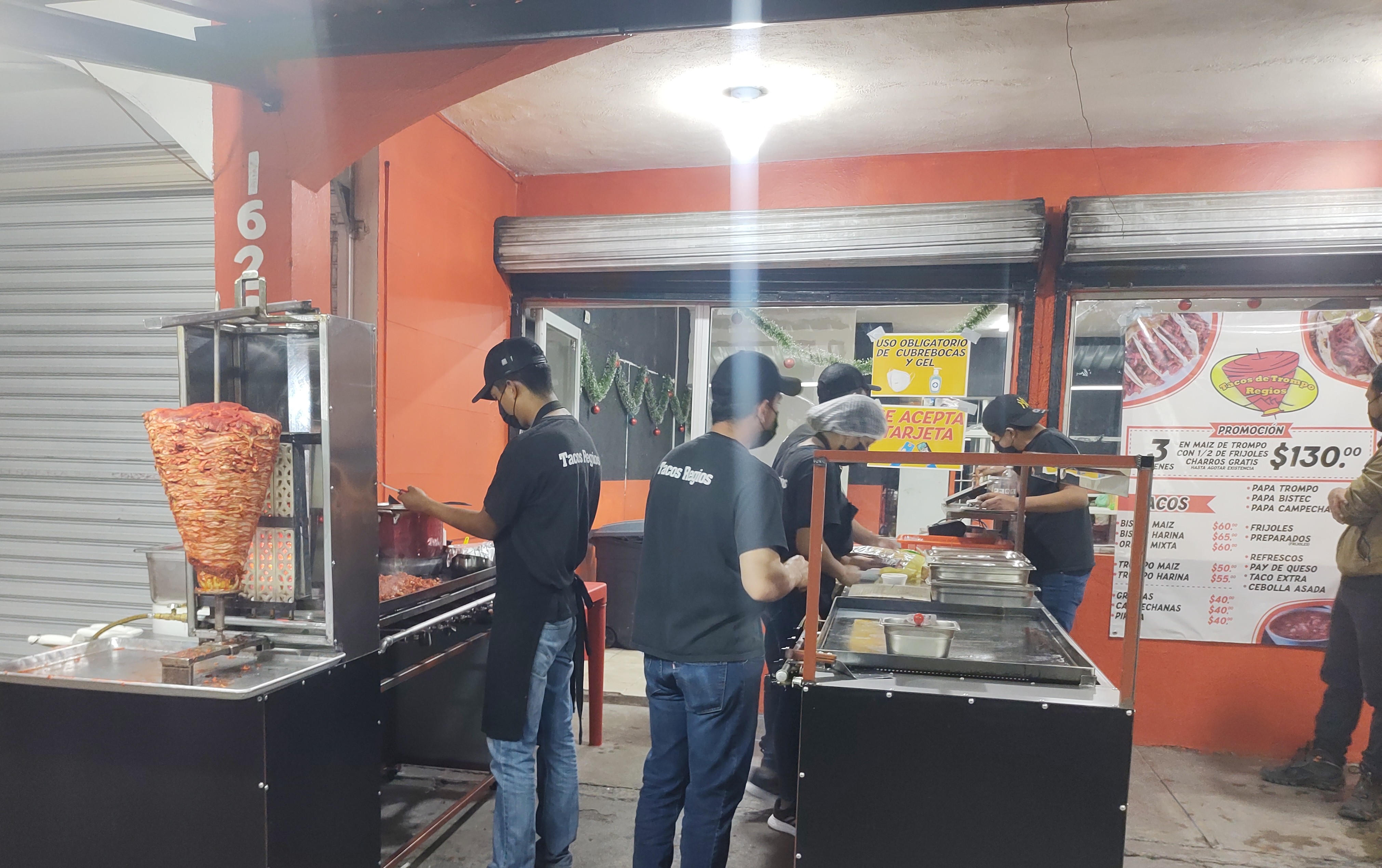 Taquería Regios sucursal del valle image 4