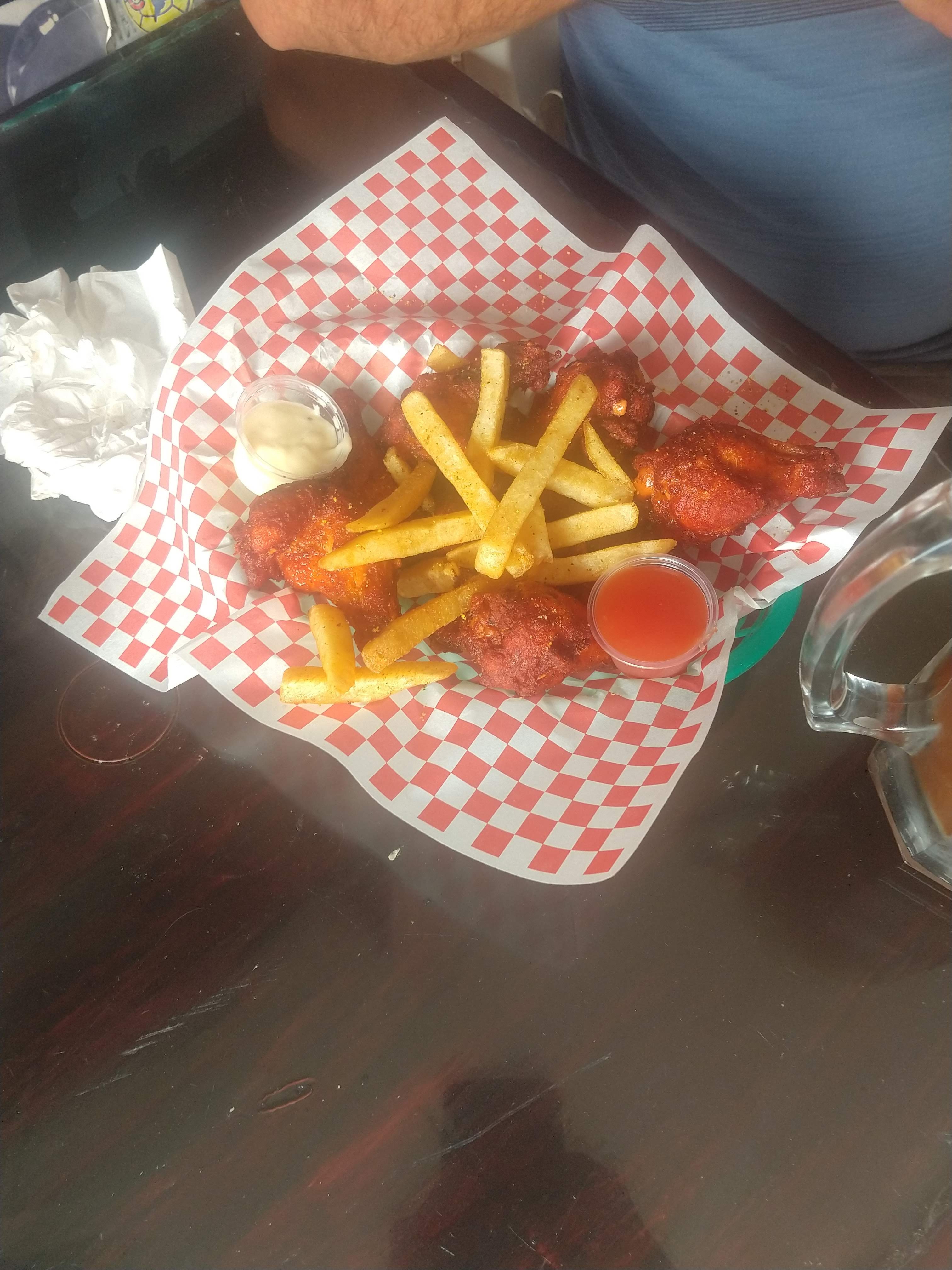 La zona Vip Wing Alitas y Micheladas image 3