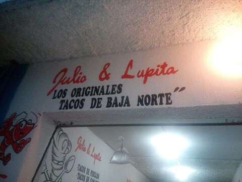 La zona Vip Wing Alitas y Micheladas image 8