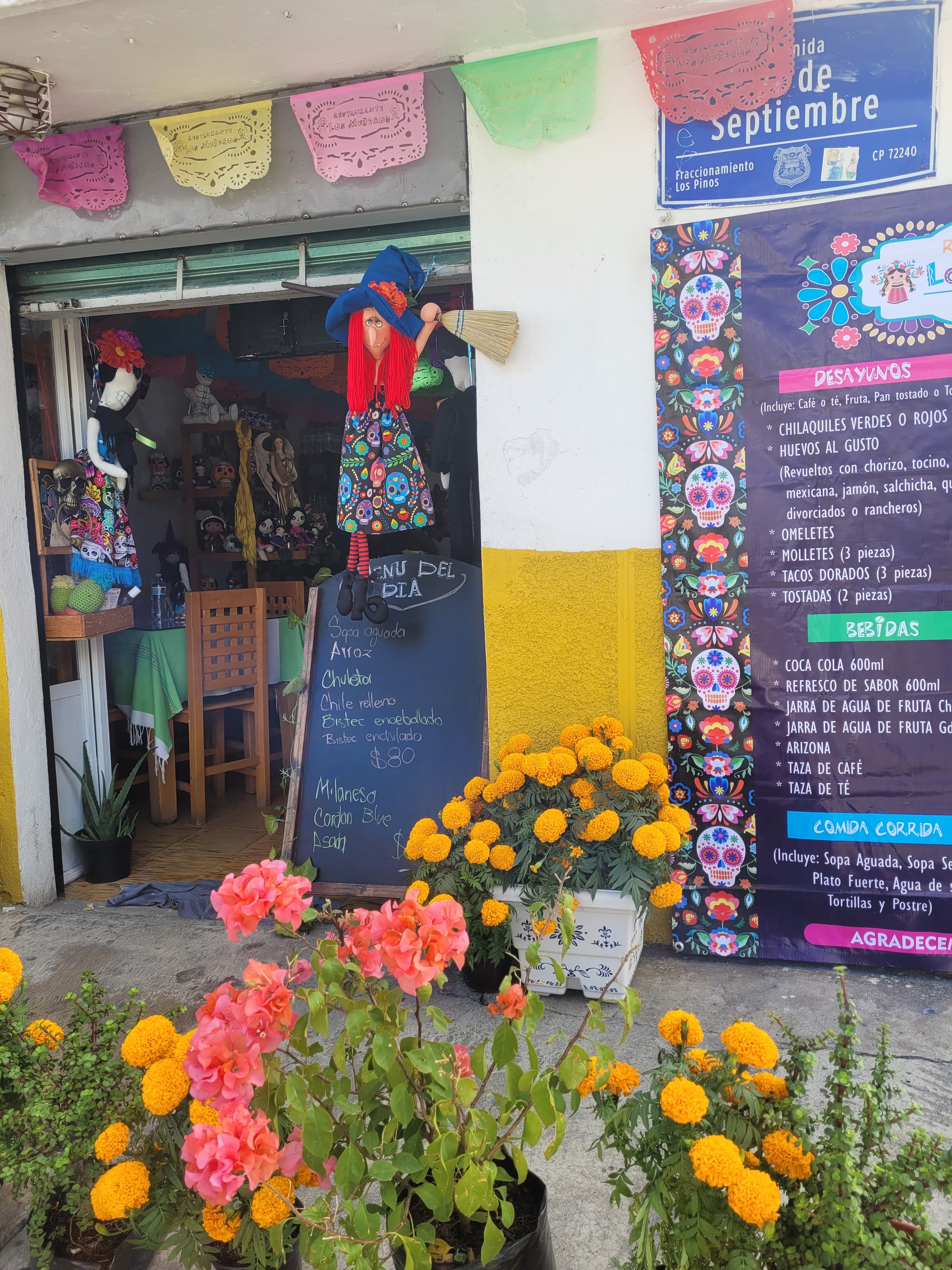 Restaurante los muñecos image 4