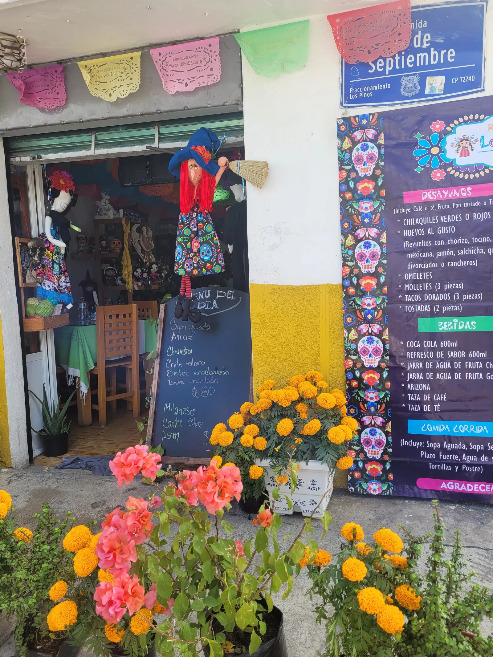 Restaurante los muñecos image 4