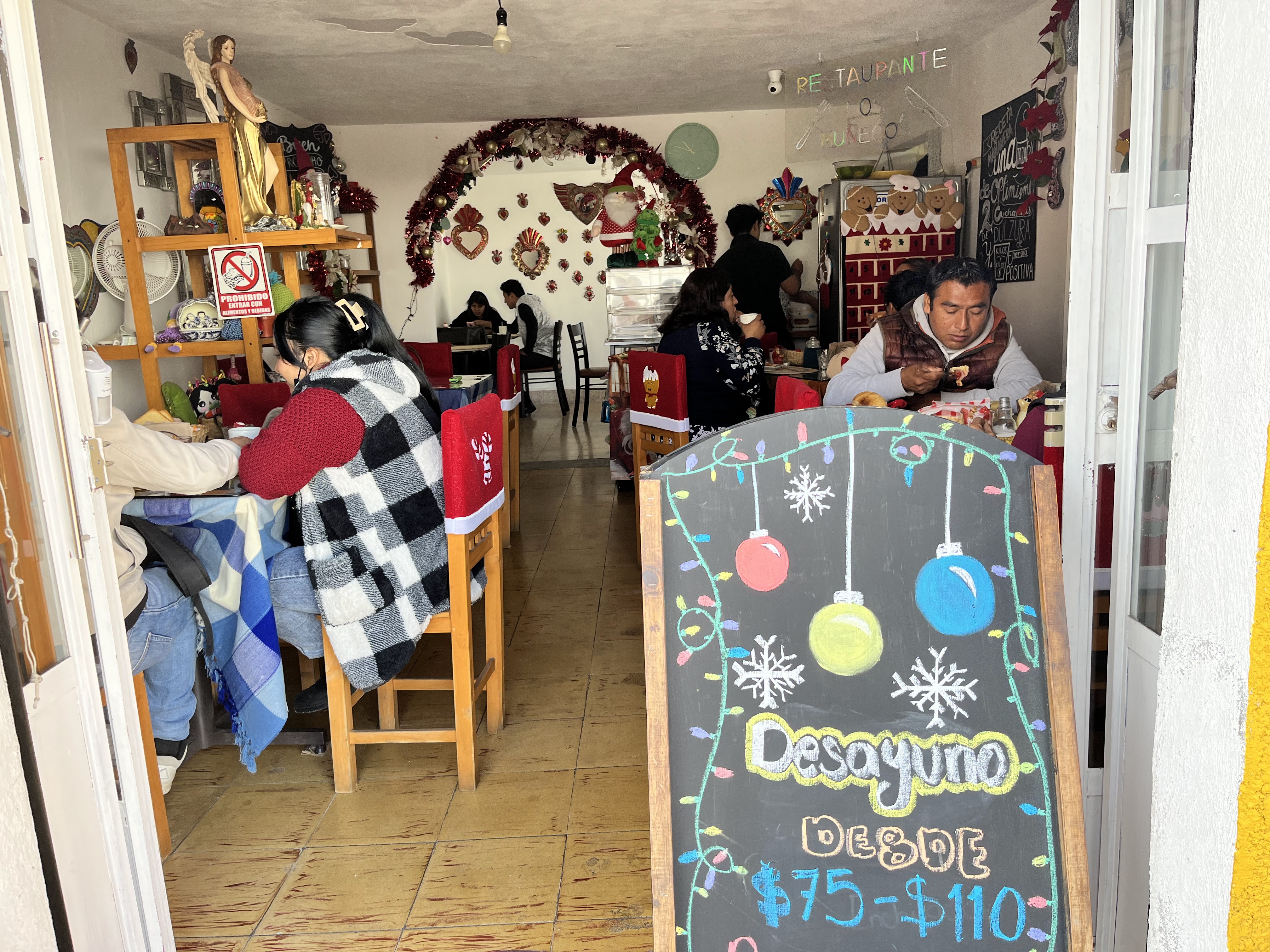 Restaurante los muñecos image 10