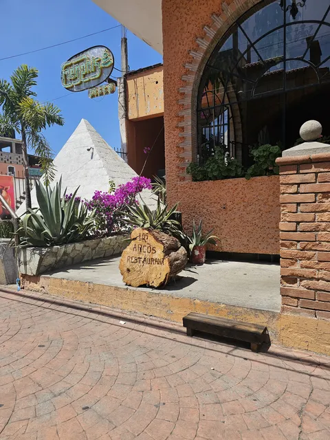 Los Arcos image 1