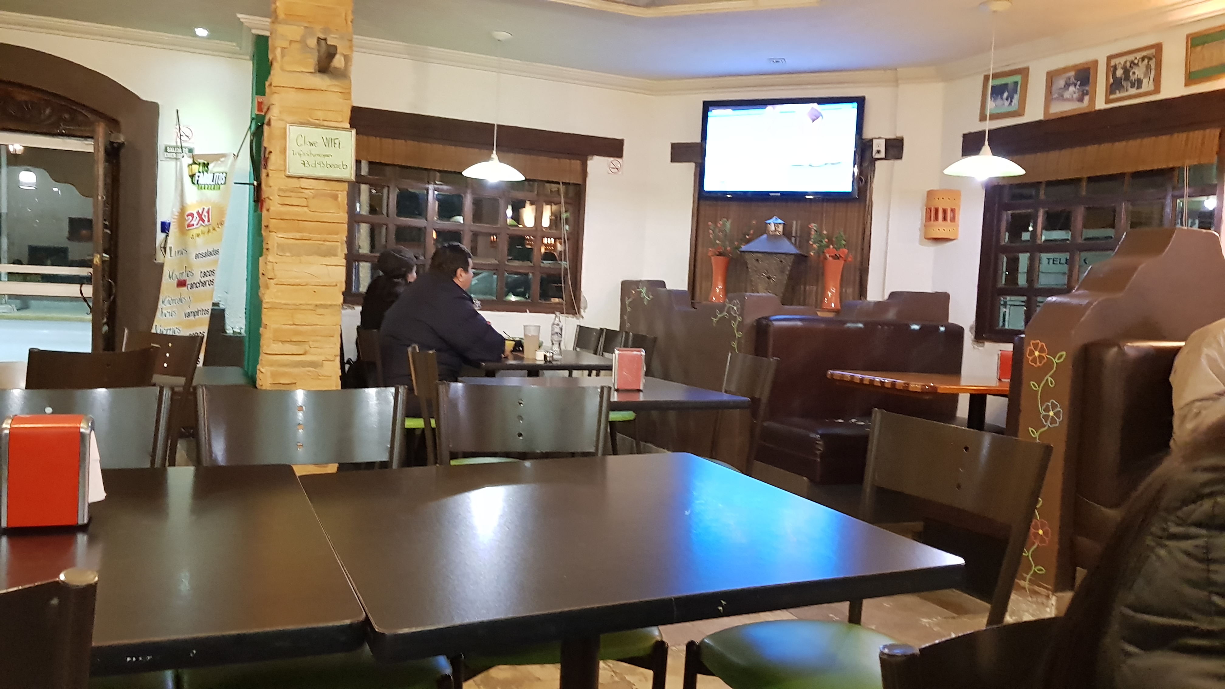 Los Farolitos Taqueria image 1