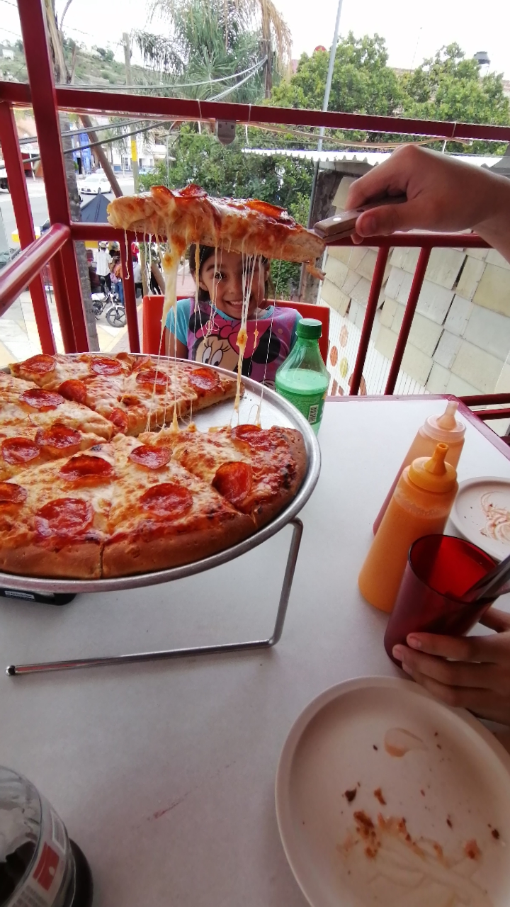 Lachos Pizza image 8