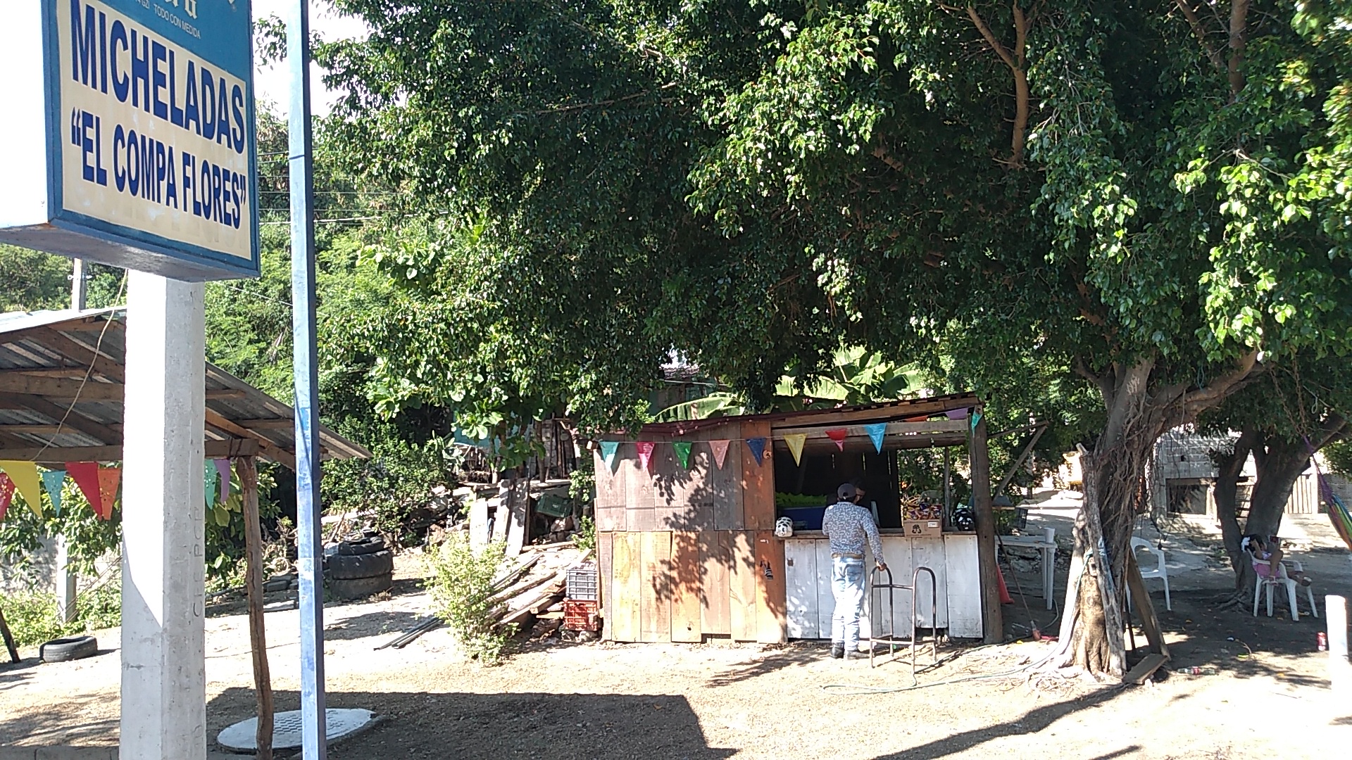 Micheladas El Compa Flores image 6