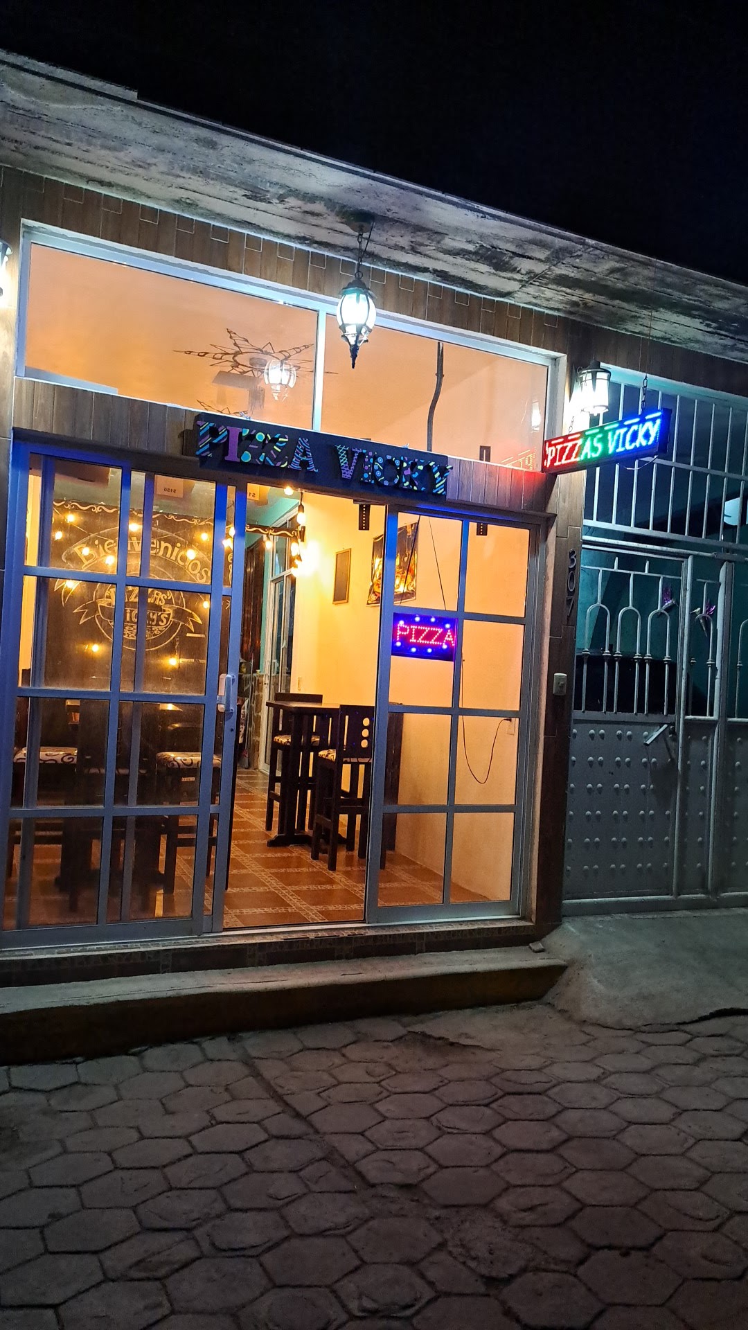 Pizza's vicky's image 1