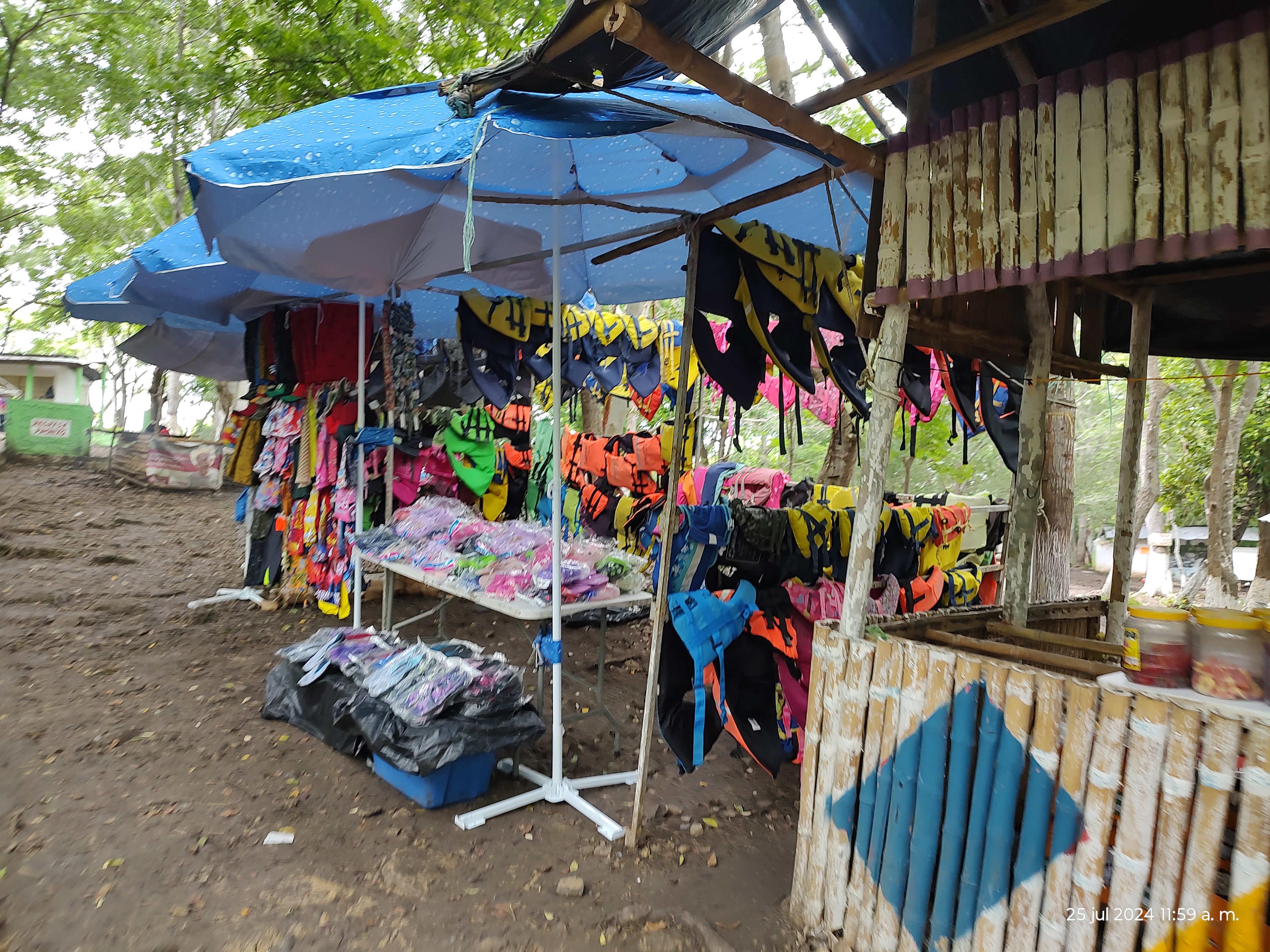 Snacks y chalecos salvavidas Miguelón image 1