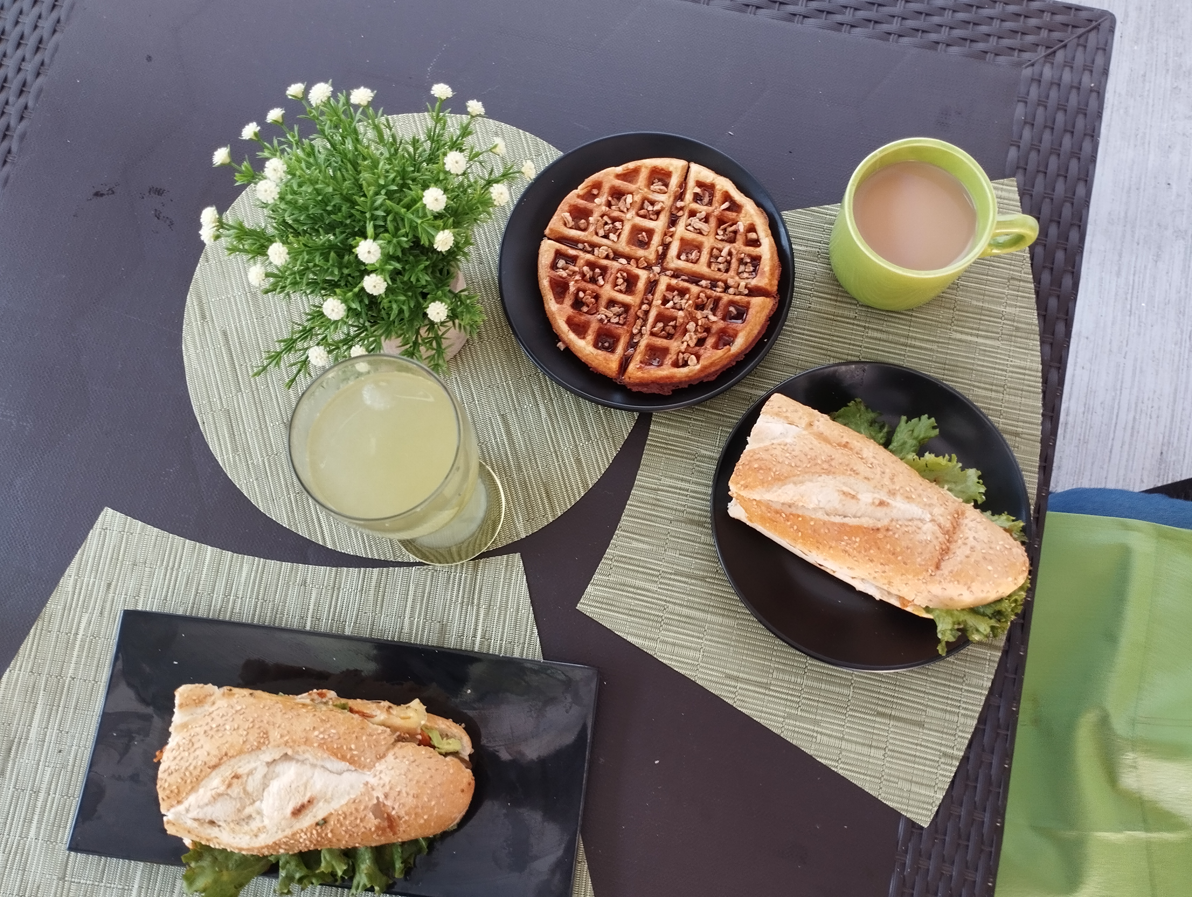 ALBAHACA SALADS & BRUNCH image 1