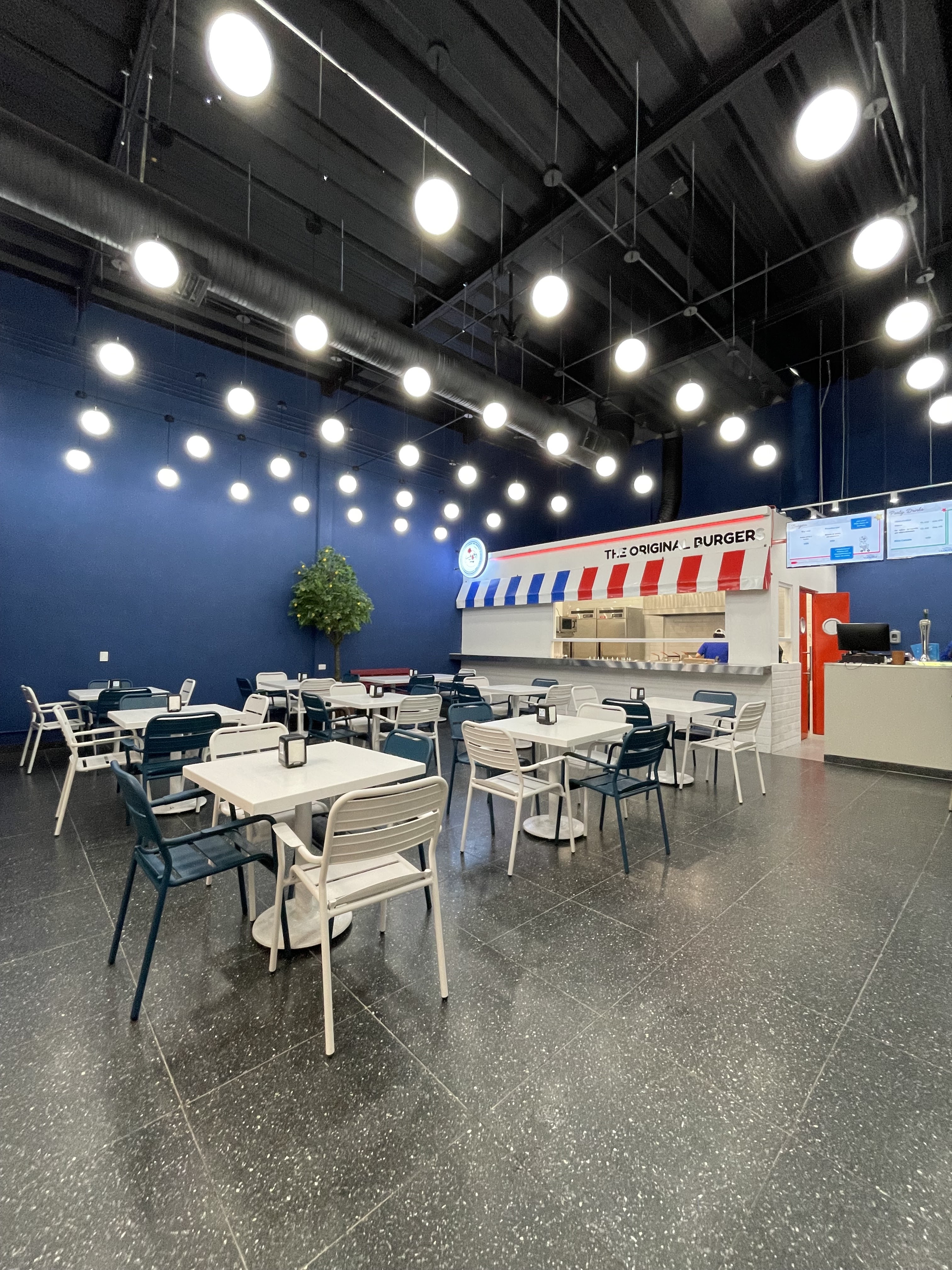 Louis Original Burgers image 1