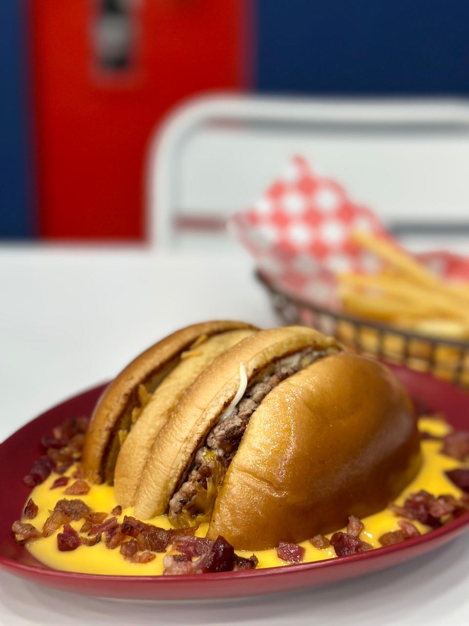 Louis Original Burgers image 3