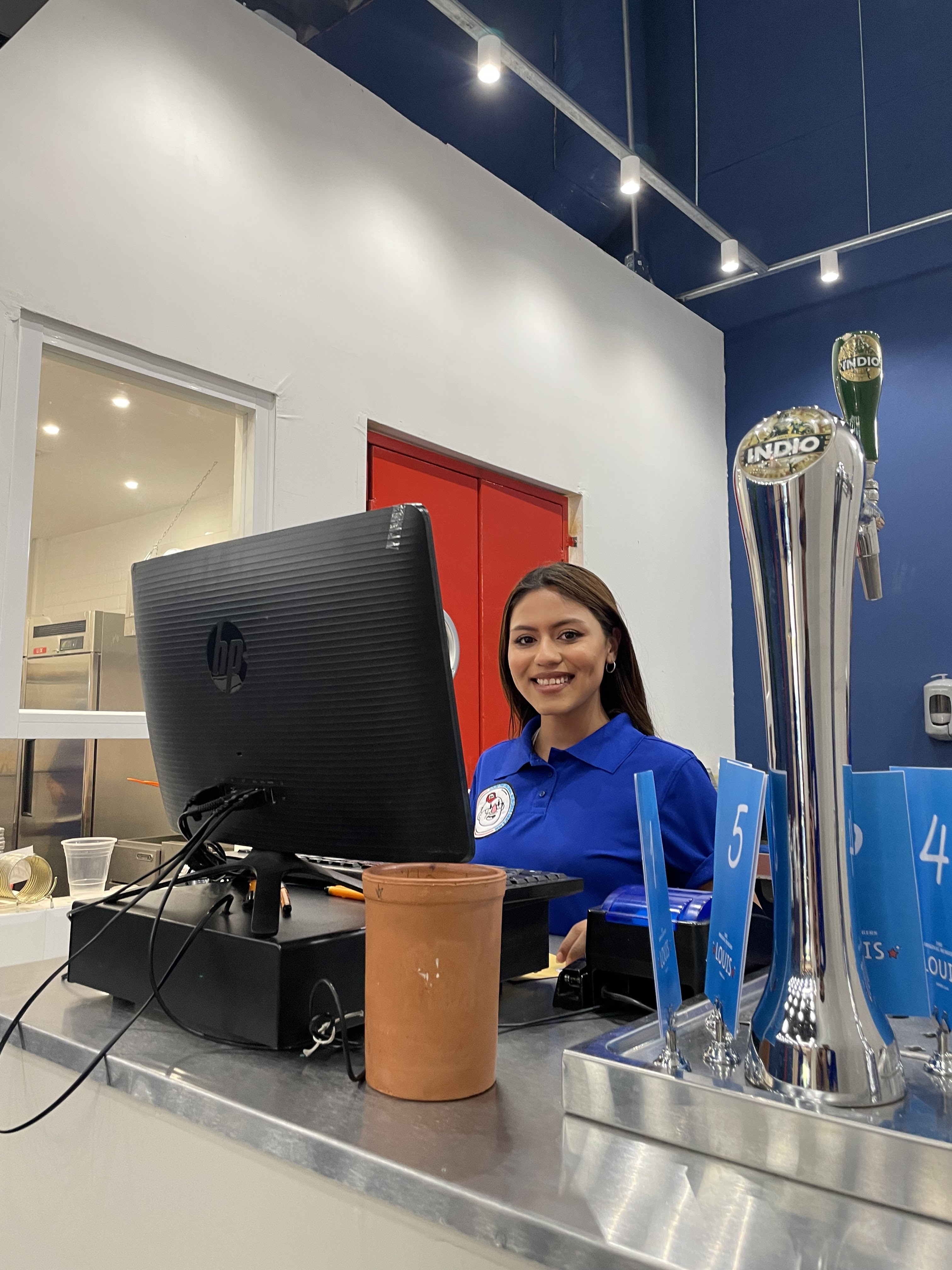 Louis Original Burgers image 4